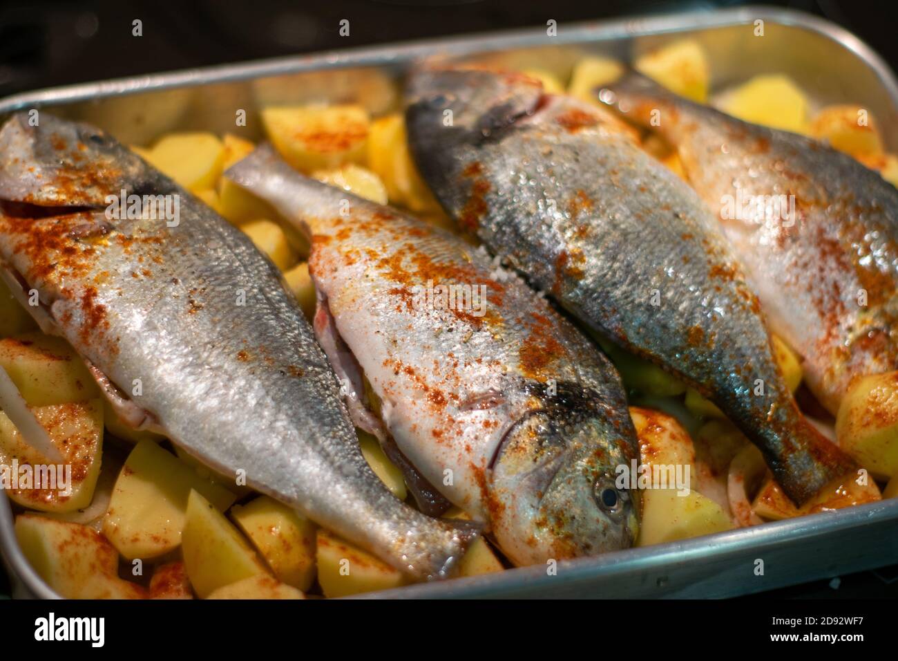 Seebrasse bereit, um gebackenen Fisch gebraten werden gescooked Stockfoto