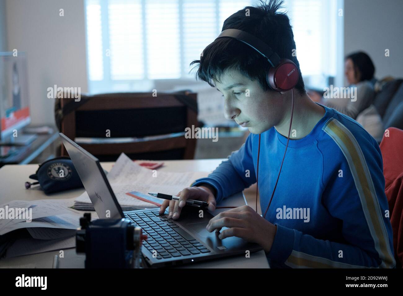 Online-Unterricht während der Covid-19-Sperre. Teenage boy, Alter 13 Jahre studiert zu Hause .London, England Stockfoto