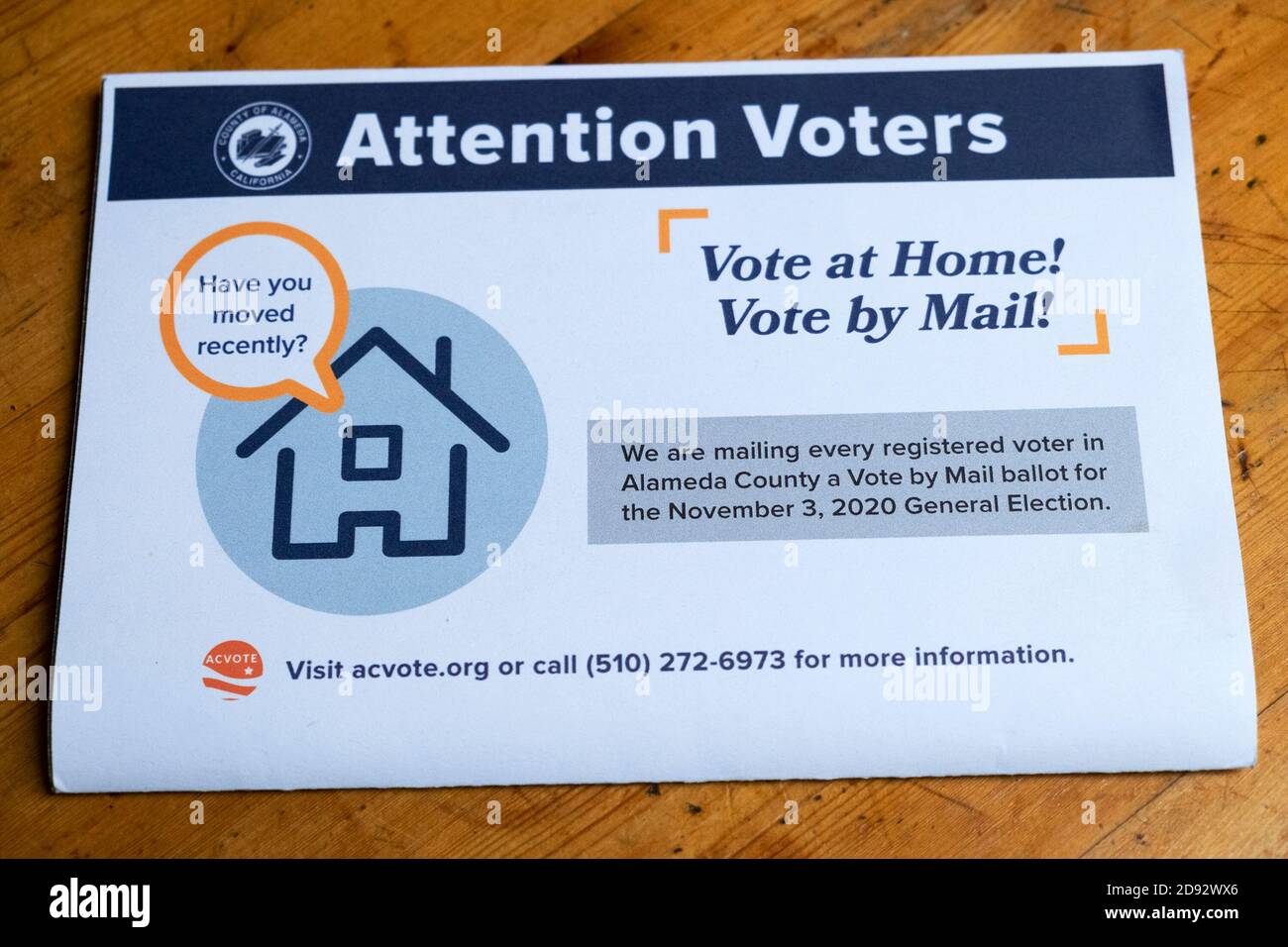 Achtung Wähler stimmen zu Hause, Stimme per Mail Alameda County California Stimmregistrierung Erinnerungsinformation für die US-Wahl vom 3. November 2020 Stockfoto