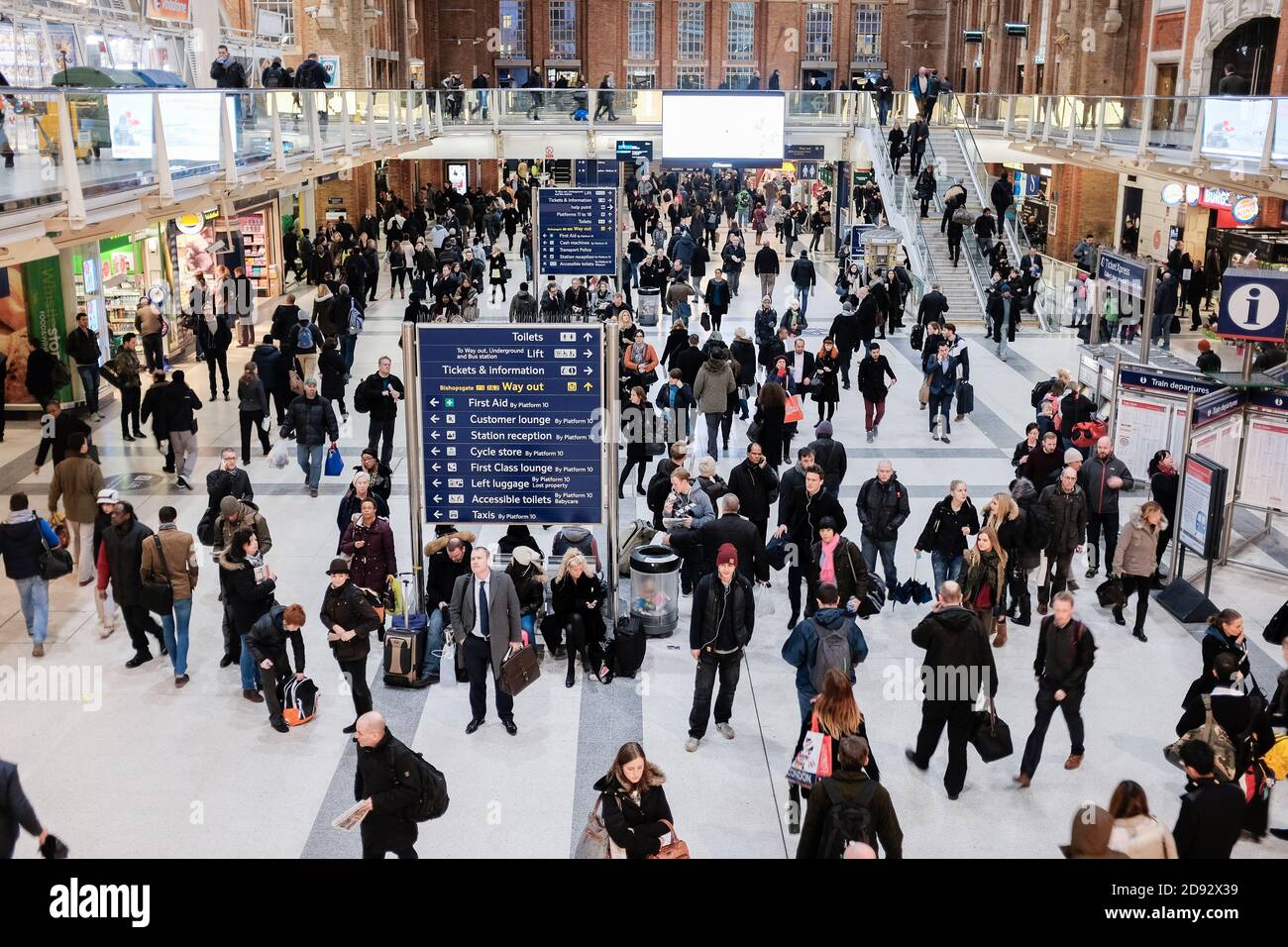 Pendler an der Liverpool Street Station, London, Großbritannien Stockfoto