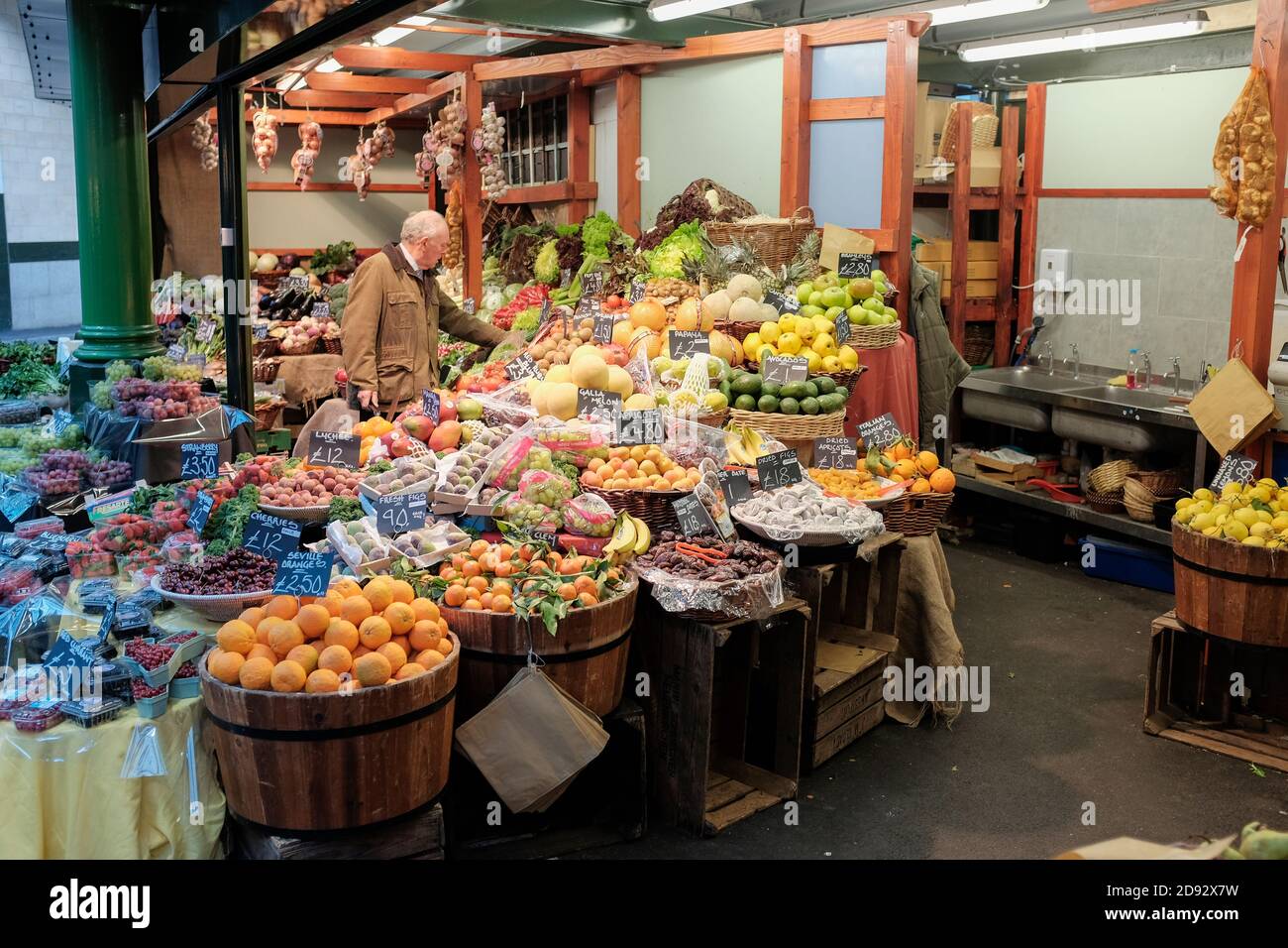 Custemer Geschäfte für Obst und Gemüse, Borough Market, Southwark, London, UK Stockfoto