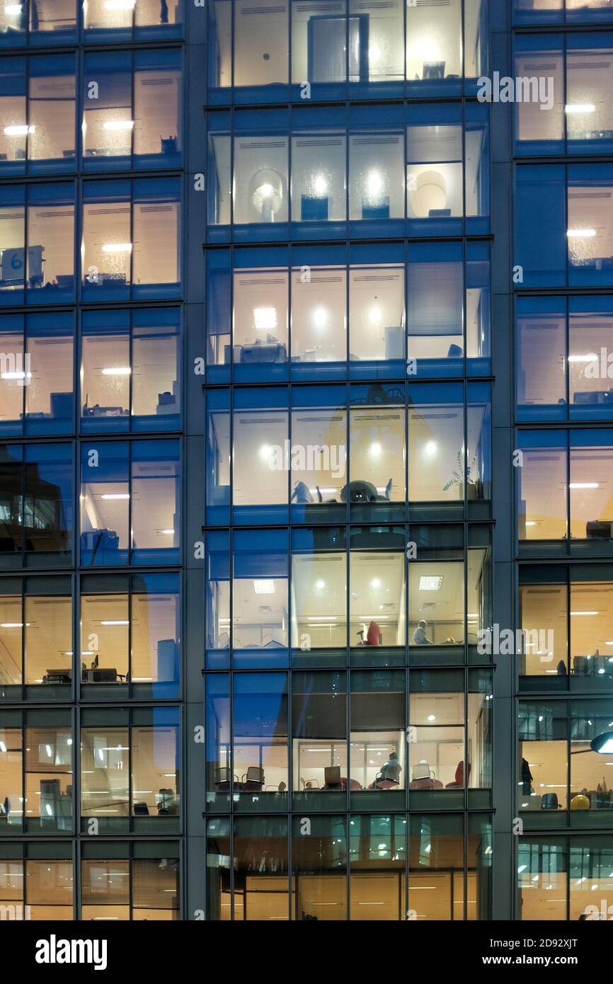 Beleuchtete Büros am frühen Abend, City of London, Großbritannien Stockfoto