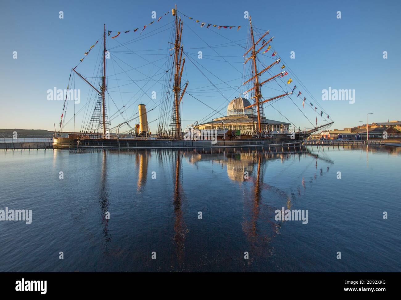 Weitwinkelansicht von RSS Discovery am Ufer von Dundee Stockfoto