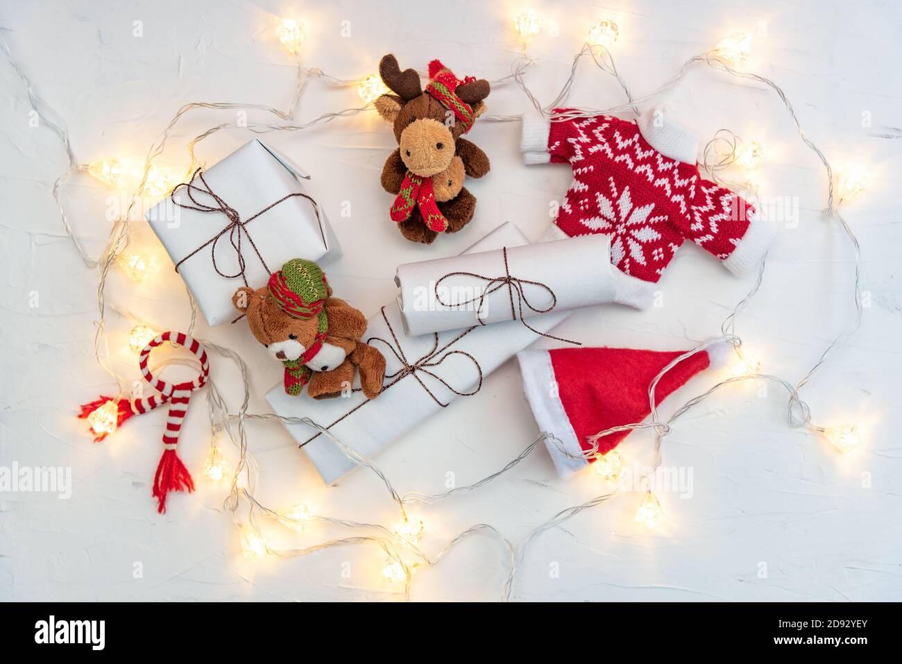 Weihnachten flach lag mit Lichterketten Geschenkboxen und Spielzeug Stockfoto