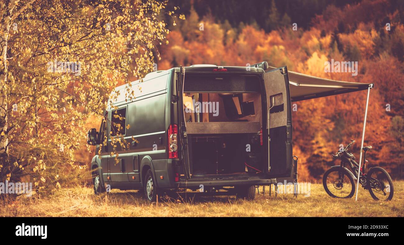 Landschaftlich reizvolle Freizeitfahrzeug RV Camping Spot mit Herbst Laub Landschaft. Klasse B Wohnmobil Boondocking in der Remote-Platz. Outdoor und Erholung Thema Stockfoto