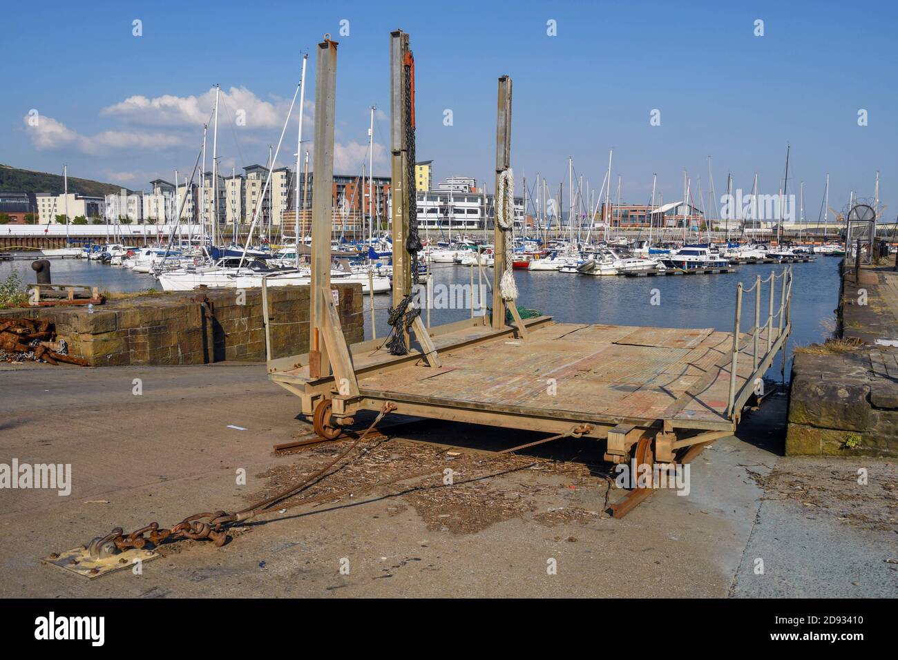 SWANSEA, WALES - JULI 2018: Holzkarre auf Schienen zum Herausziehen von Booten aus dem Wasser in Swansea Marina Stockfoto