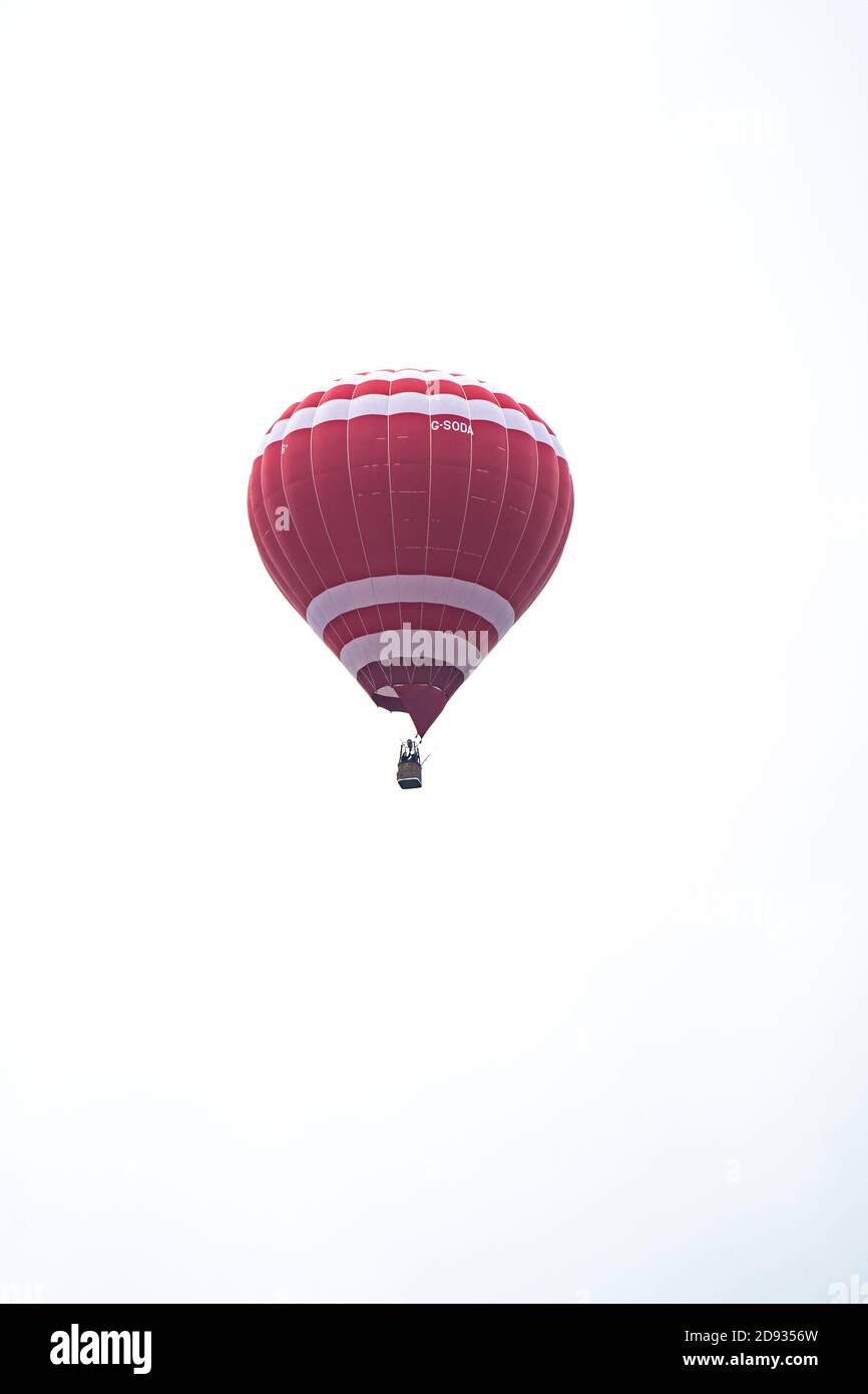 Heißluftballon gegen einen weißen Himmel, Großbritannien Stockfoto