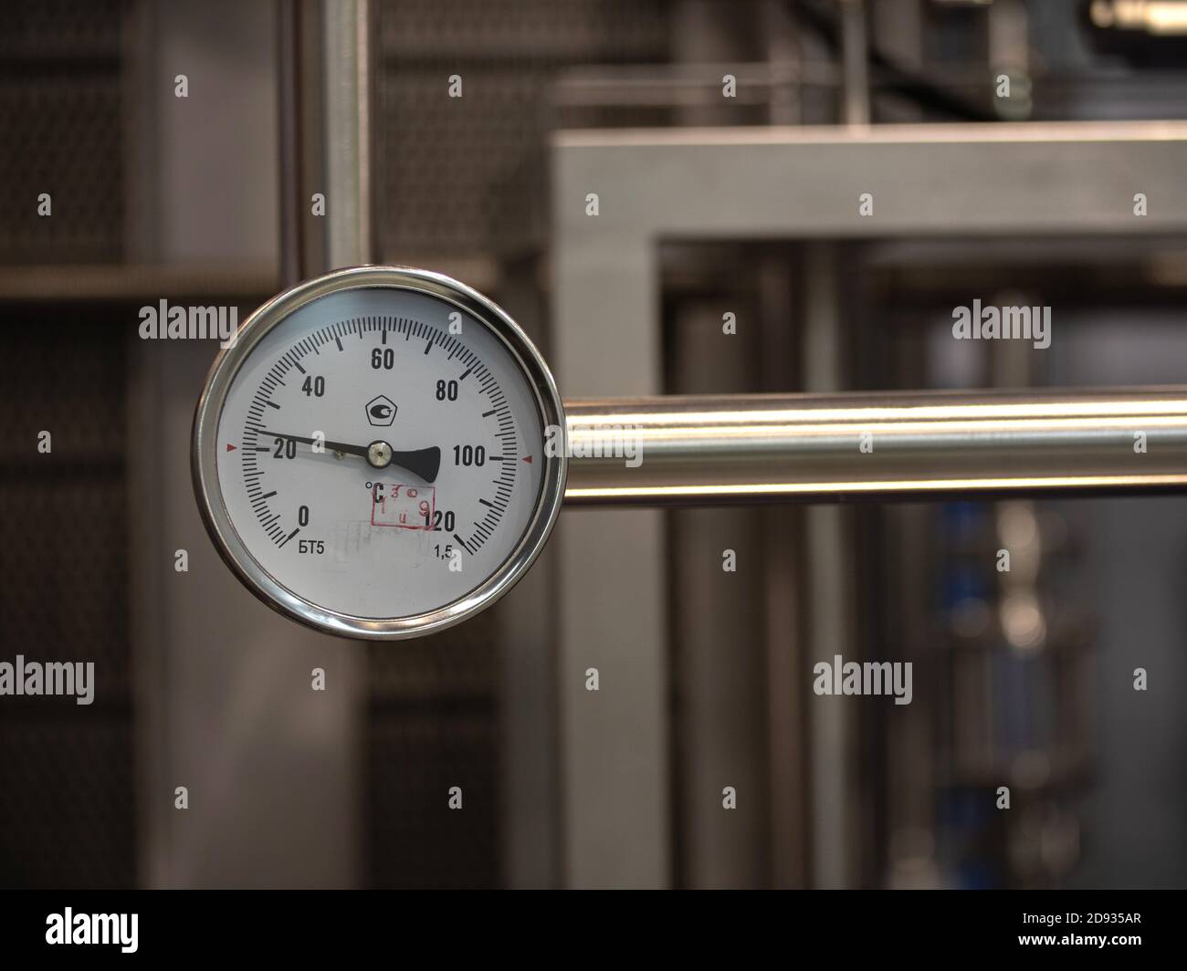 Nahaufnahme einer Zentralheizung im Untergeschoss. Druckmessage mit Hochdruckventilen im Hintergrund. Leerraum für Text Stockfoto