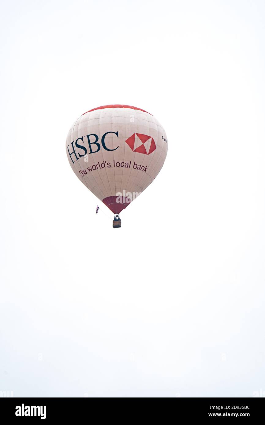 Heißluftballon mit HSBC Bank Lackierung gegen einen weißen Himmel ohne Feature, Großbritannien Stockfoto