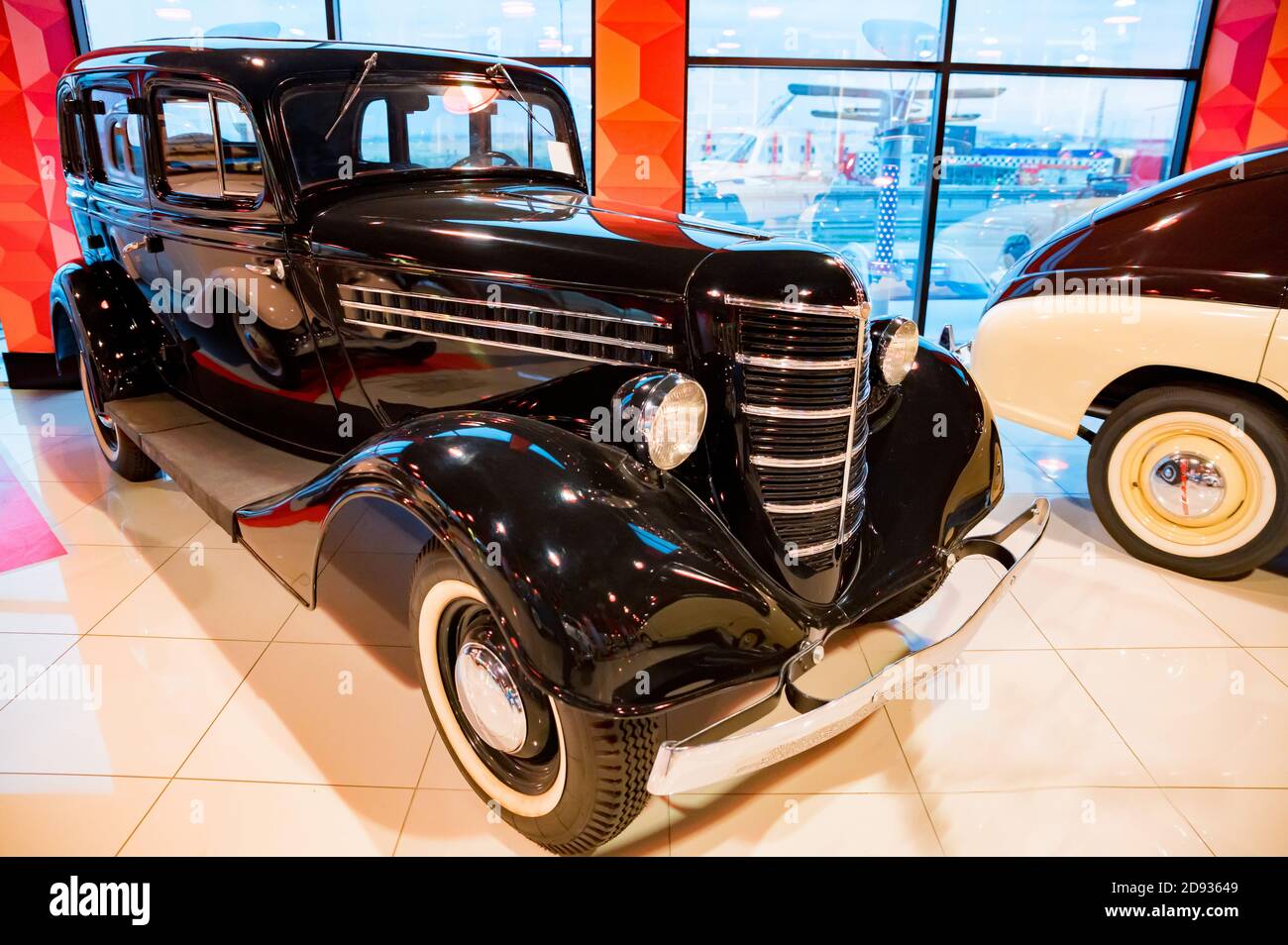 KAMENSK-SCHACHTINSKY, RUSSLAND - 25. OKTOBER 2020: Schwarzes GAZ 11-73 Auto Stockfoto