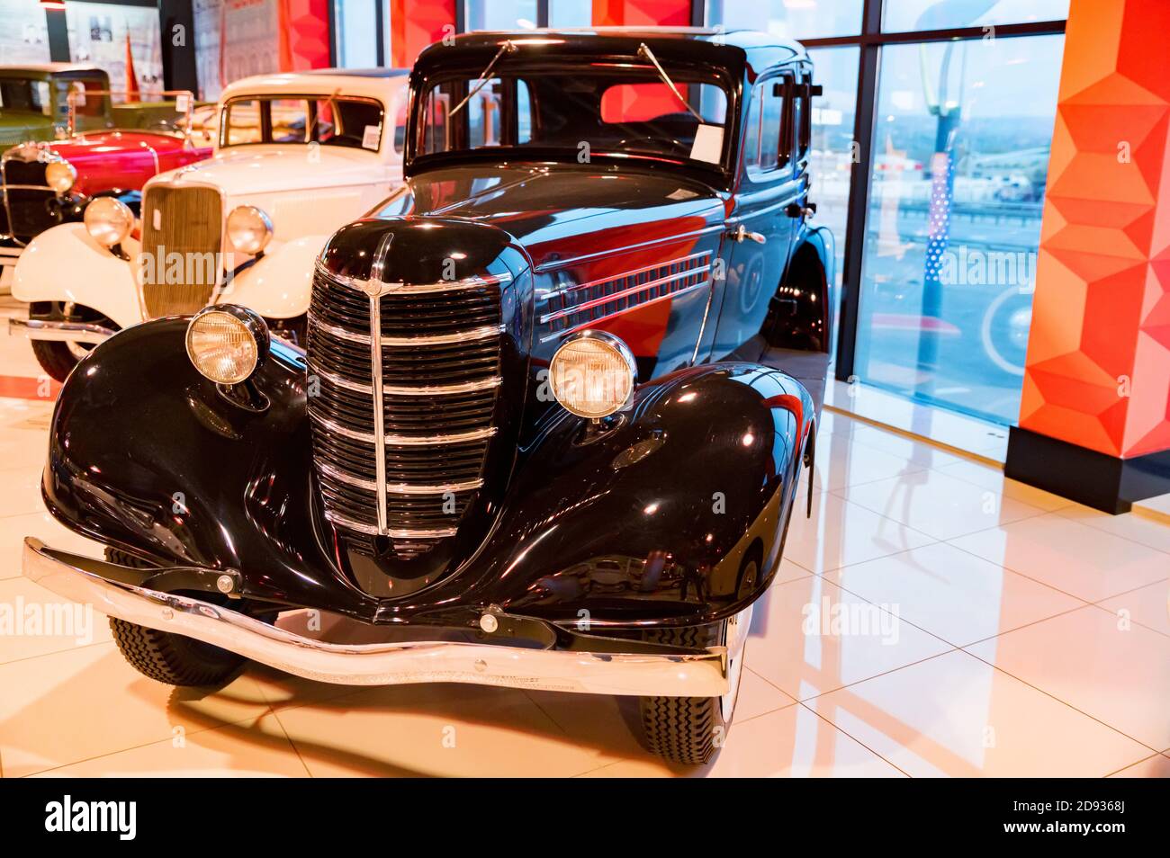 KAMENSK-SCHACHTINSKY, RUSSLAND - 25. OKTOBER 2020: Schwarzes GAZ 11-73 Auto Stockfoto