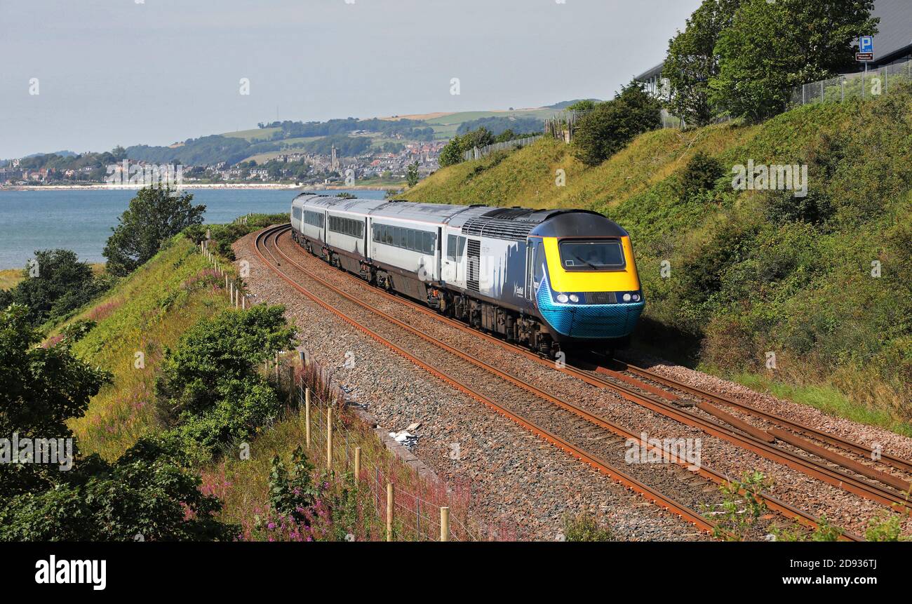 Gesicht maskiert 43021 geht Kinghorn mit 1A71 11.31 Edinburgh nach Aberdeen. Stockfoto