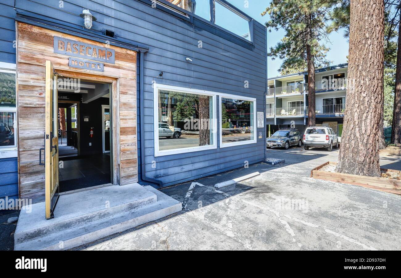 SOUTH LAKE TAHOE, CALIFORNIA, USA - Oct 07, 2019: Der Eingang zum Basecamp Tahoe South Hotel, eine Boutique-Unterkunft für junge Reisende. Stockfoto