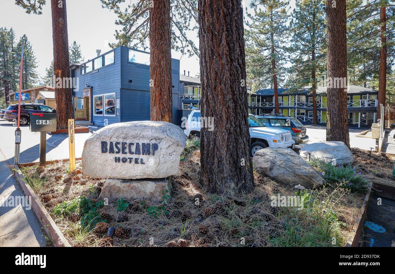 SOUTH LAKE TAHOE, CALIFORNIA, USA - 07. Okt 2019: Das Schild am Straßeneingang für Basecamp Tahoe South Hotel, eine Boutique-Lodge in La Stockfoto