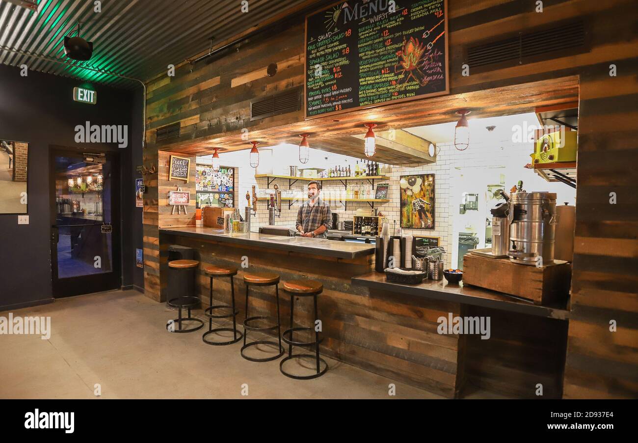 SOUTH LAKE TAHOE, CALIFORNIA, USA - Oct 07, 2019: Die Bar im Basecamp Tahoe South Hotel ist so gestaltet, dass sie Wärme im Lake Tahoe Mo ausstrahlt Stockfoto