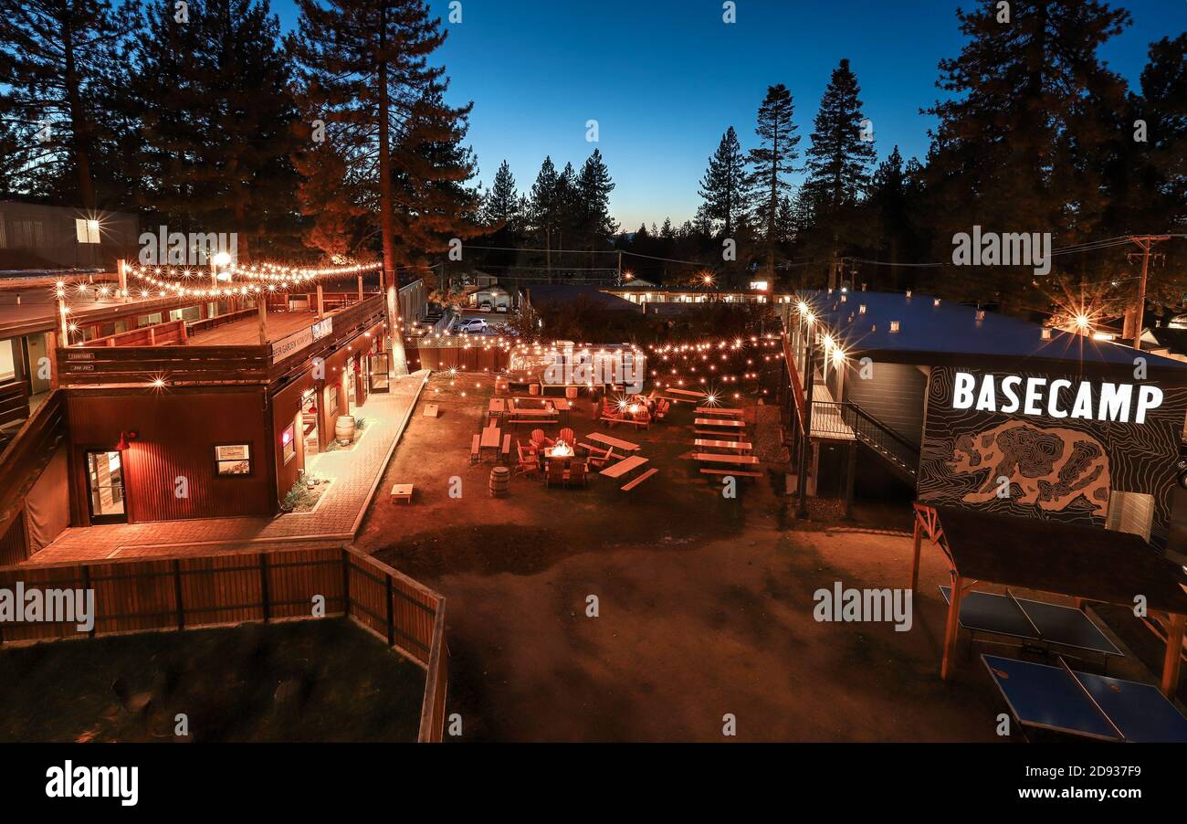 SOUTH LAKE TAHOE, CALIFORNIA, USA - 07. Okt 2019: Der Hauptbereich im Basecamp Tahoe South Hotel, ein Boutique-Hotel in Lake Tahoe Catering Stockfoto