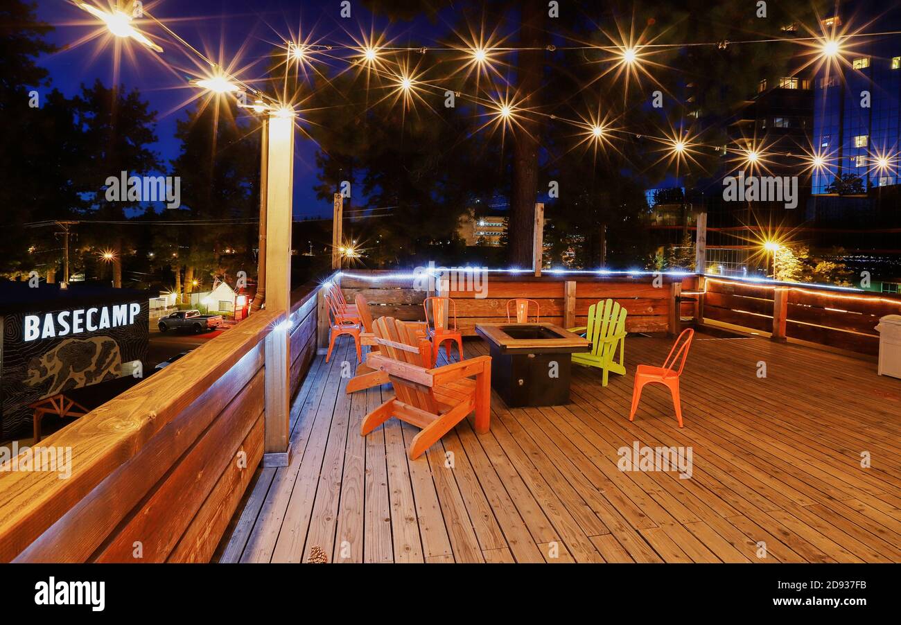 SOUTH LAKE TAHOE, CALIFORNIA, USA - 07. Okt 2019: Das Basecamp Tahoe South Hotel in Lake Tahoe hat eine Dachterrasse für Gäste. Stockfoto