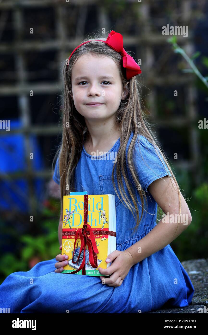 Ein junges Mädchen verkleidet als Matilda auf Worls Buchtag. Matilda ist ein Chhildrens Buch geschrieben von Roald Dahl. ©PRWPhotography Stockfoto