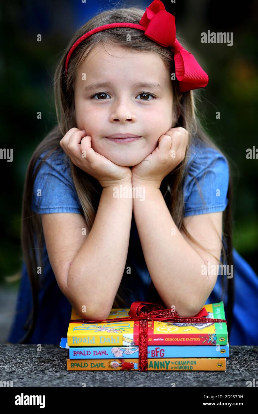 Ein junges Mädchen verkleidet als Matilda auf Worls Buchtag. Matilda ist ein Chhildrens Buch geschrieben von Roald Dahl. ©PRWPhotography Stockfoto