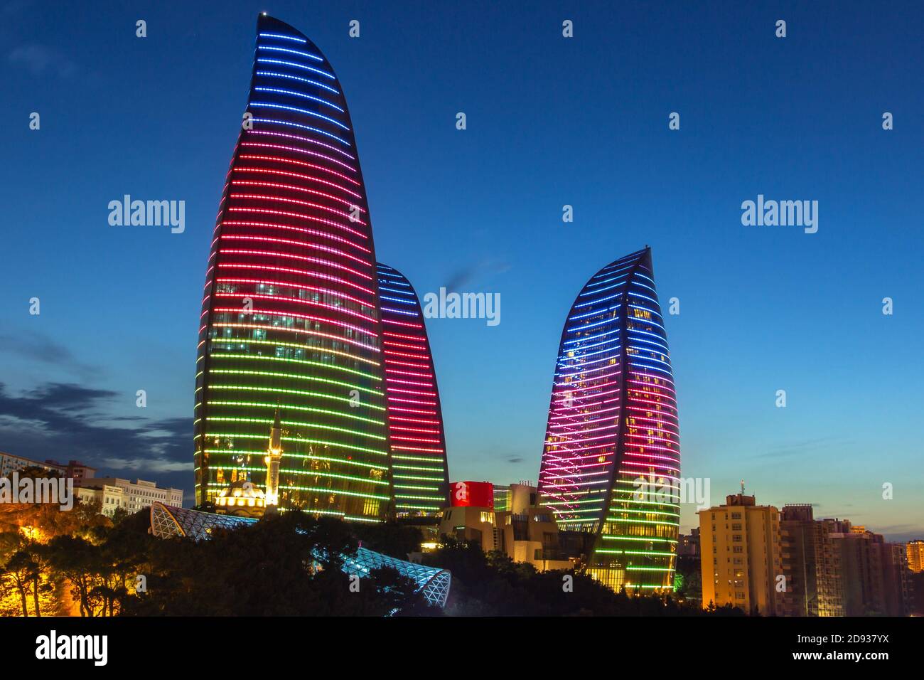 Panorama von Baku. Nachtstadt. Wunderschöne Aussicht auf Wolkenkratzer am Abend. Flame Towers am Abend. Moderne Architektur. Die Hauptstadt Aserbaidschans. Nachtansicht Stockfoto