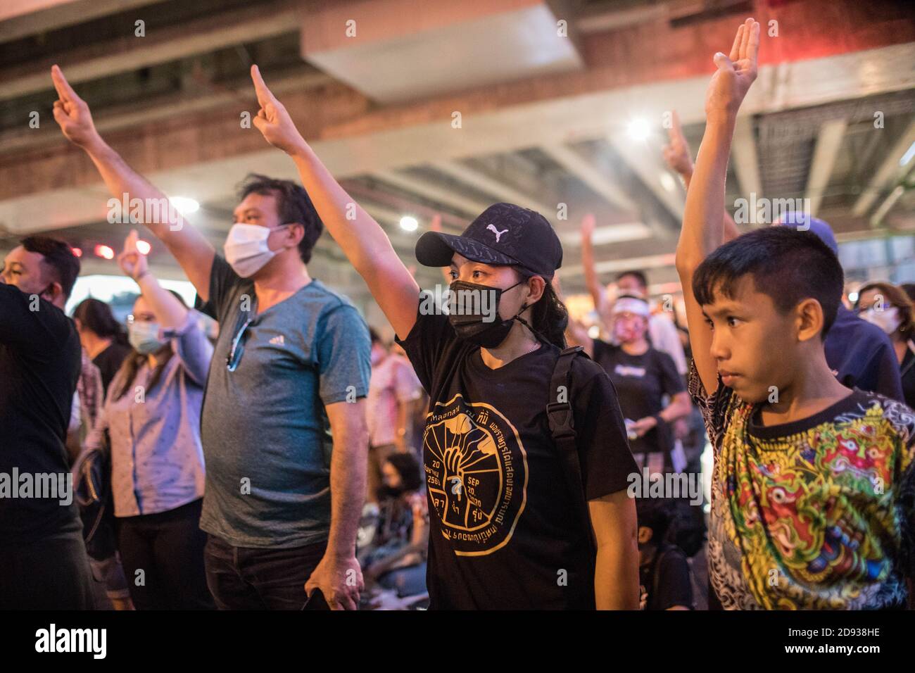 Prodemokratische Demonstranten grüßen mit drei Fingern während einer regierungsfeindlichen Demonstration in der thailändischen Hauptstadt. Tausende von prodemokratischen Demonstranten gingen auf die Straße an der Kreuzung Tha Phra und forderten den Rücktritt des thailändischen Premierministers und die Reform der Monarchie am folgenden Tag, an dem König Maha Vajiralongkorn (Rama X) Macht erste Kommentare über prodemokratische Demonstranten, die sagen: "Wir lieben sie alle gleich" und "Thailand ist das Land des Kompromisses" außerhalb des Großen Palastes. Stockfoto