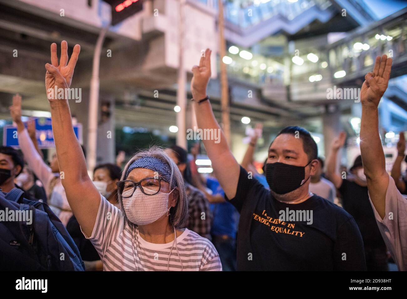 Prodemokratische Demonstranten grüßen mit drei Fingern während einer regierungsfeindlichen Demonstration in der thailändischen Hauptstadt. Tausende von prodemokratischen Demonstranten gingen auf die Straße an der Kreuzung Tha Phra und forderten den Rücktritt des thailändischen Premierministers und die Reform der Monarchie am folgenden Tag, an dem König Maha Vajiralongkorn (Rama X) Macht erste Kommentare über prodemokratische Demonstranten, die sagen: "Wir lieben sie alle gleich" und "Thailand ist das Land des Kompromisses" außerhalb des Großen Palastes. Stockfoto