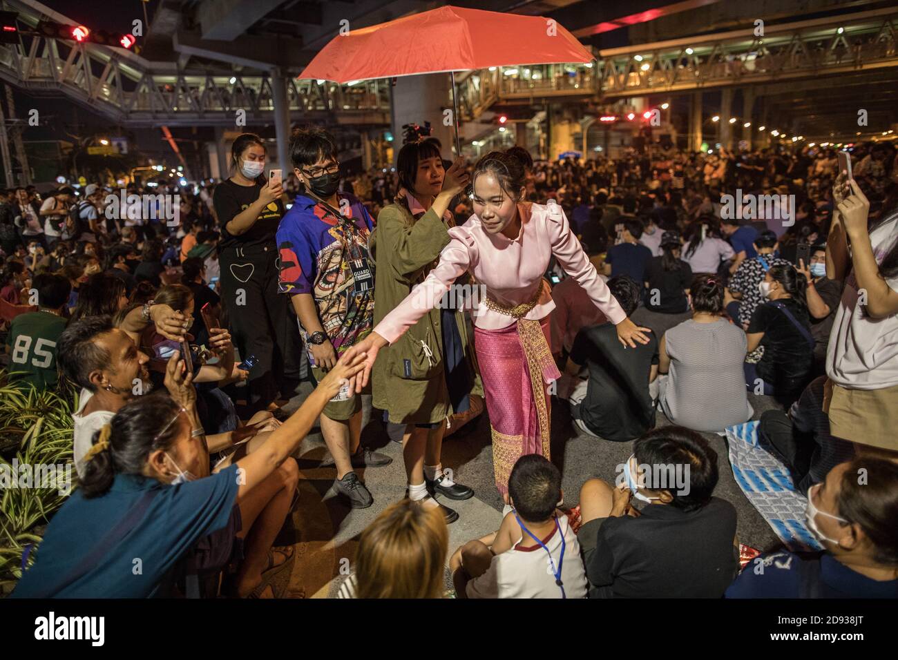Studenten und pro-demokratische Demonstranten sahen während einer "Mock"-Performance auf einer Anti-Regierung-Demonstration in der thailändischen Hauptstadt. Tausende von prodemokratischen Demonstranten gingen auf die Straße an der Kreuzung Tha Phra und forderten den Rücktritt des thailändischen Premierministers und die Reform der Monarchie am folgenden Tag, an dem König Maha Vajiralongkorn (Rama X) Macht erste Kommentare über prodemokratische Demonstranten, die sagen: "Wir lieben sie alle gleich" und "Thailand ist das Land des Kompromisses" außerhalb des Großen Palastes. Stockfoto