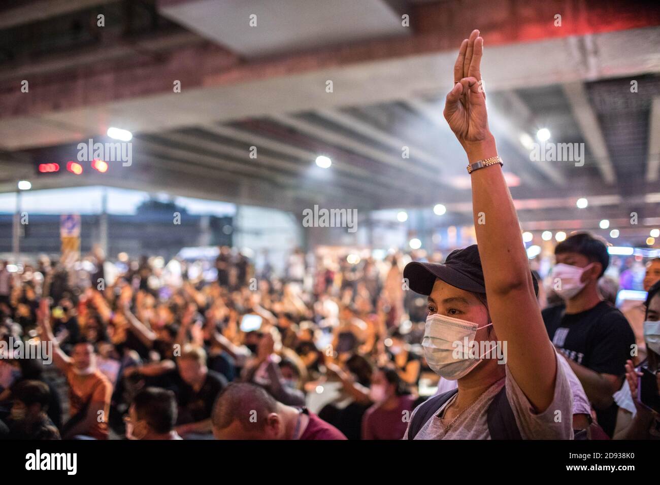 Ein Demokratieprotegter grüßt mit drei Fingern während einer regierungsfeindlichen Demonstration in der thailändischen Hauptstadt. Tausende von prodemokratischen Demonstranten gingen auf die Straße an der Kreuzung Tha Phra und forderten den Rücktritt des thailändischen Premierministers und die Reform der Monarchie am folgenden Tag, an dem König Maha Vajiralongkorn (Rama X) Macht erste Kommentare über prodemokratische Demonstranten, die sagen: "Wir lieben sie alle gleich" und "Thailand ist das Land des Kompromisses" außerhalb des Großen Palastes. Stockfoto