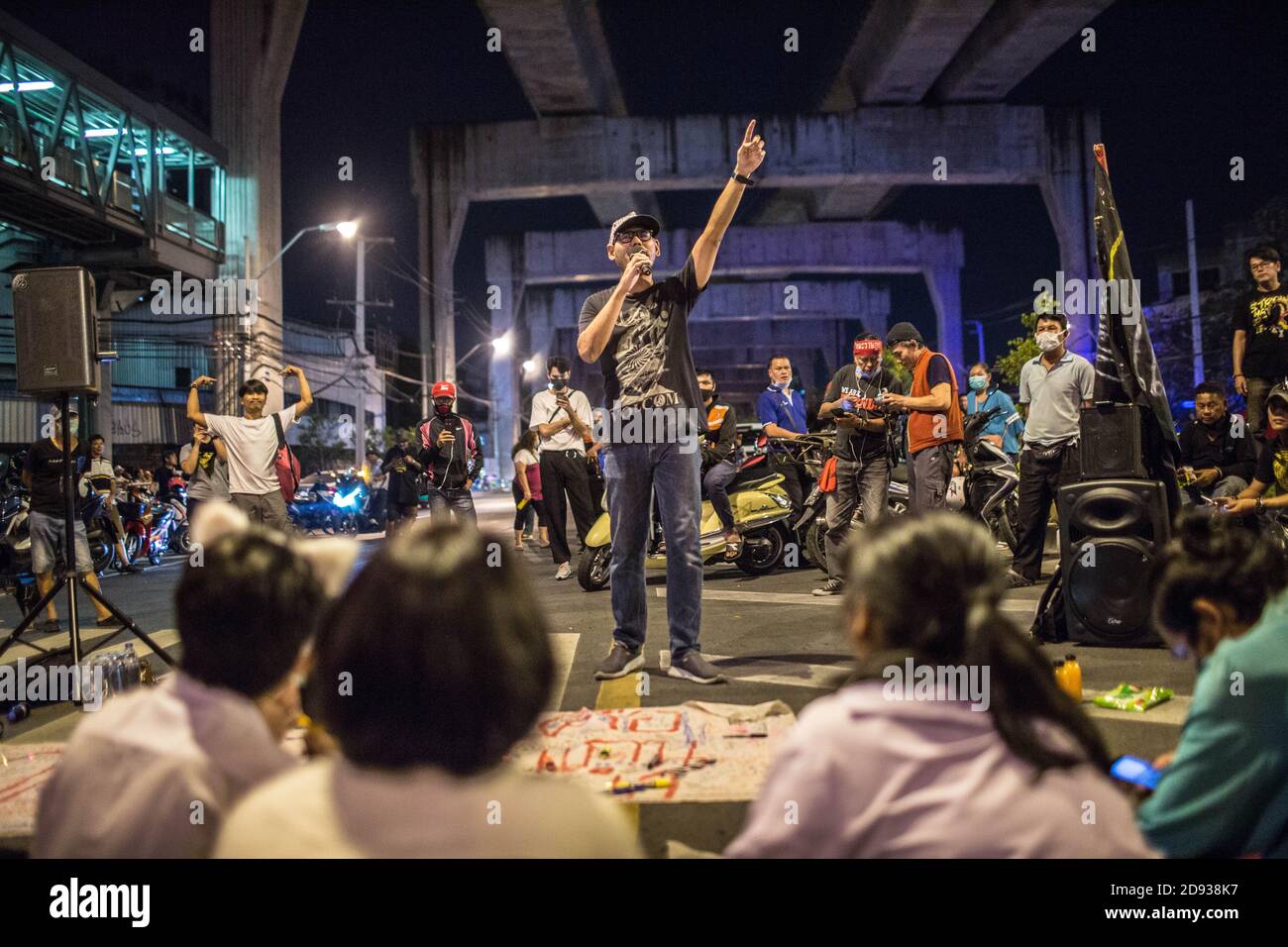 Während einer regierungsfeindlichen Demonstration in der thailändischen Hauptstadt rappt ein Pro-Demokratie-Protestler vor Studenten. Tausende von prodemokratischen Demonstranten gingen auf die Straße an der Kreuzung Tha Phra und forderten den Rücktritt des thailändischen Premierministers und die Reform der Monarchie am folgenden Tag, an dem König Maha Vajiralongkorn (Rama X) Macht erste Kommentare über prodemokratische Demonstranten, die sagen: "Wir lieben sie alle gleich" und "Thailand ist das Land des Kompromisses" außerhalb des Großen Palastes. Stockfoto