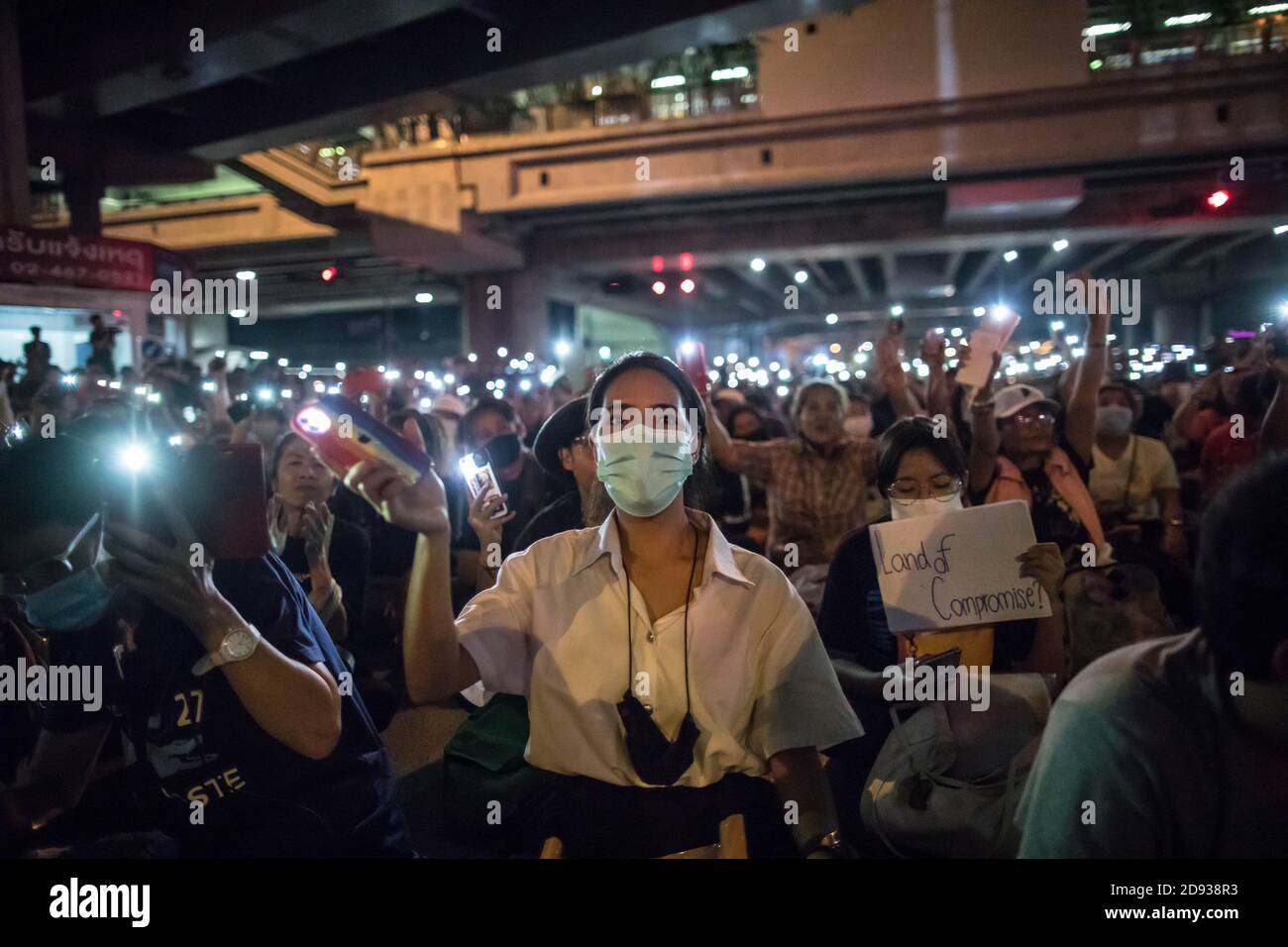 Eine Studentin und pro-demokratische Protesterin blitzt während einer regierungsfeindlichen Demonstration in der thailändischen Hauptstadt Licht von ihren Smartphones. Tausende von prodemokratischen Demonstranten gingen auf die Straße an der Kreuzung Tha Phra und forderten den Rücktritt des thailändischen Premierministers und die Reform der Monarchie am folgenden Tag, an dem König Maha Vajiralongkorn (Rama X) Macht erste Kommentare über prodemokratische Demonstranten, die sagen: "Wir lieben sie alle gleich" und "Thailand ist das Land des Kompromisses" außerhalb des Großen Palastes. Stockfoto