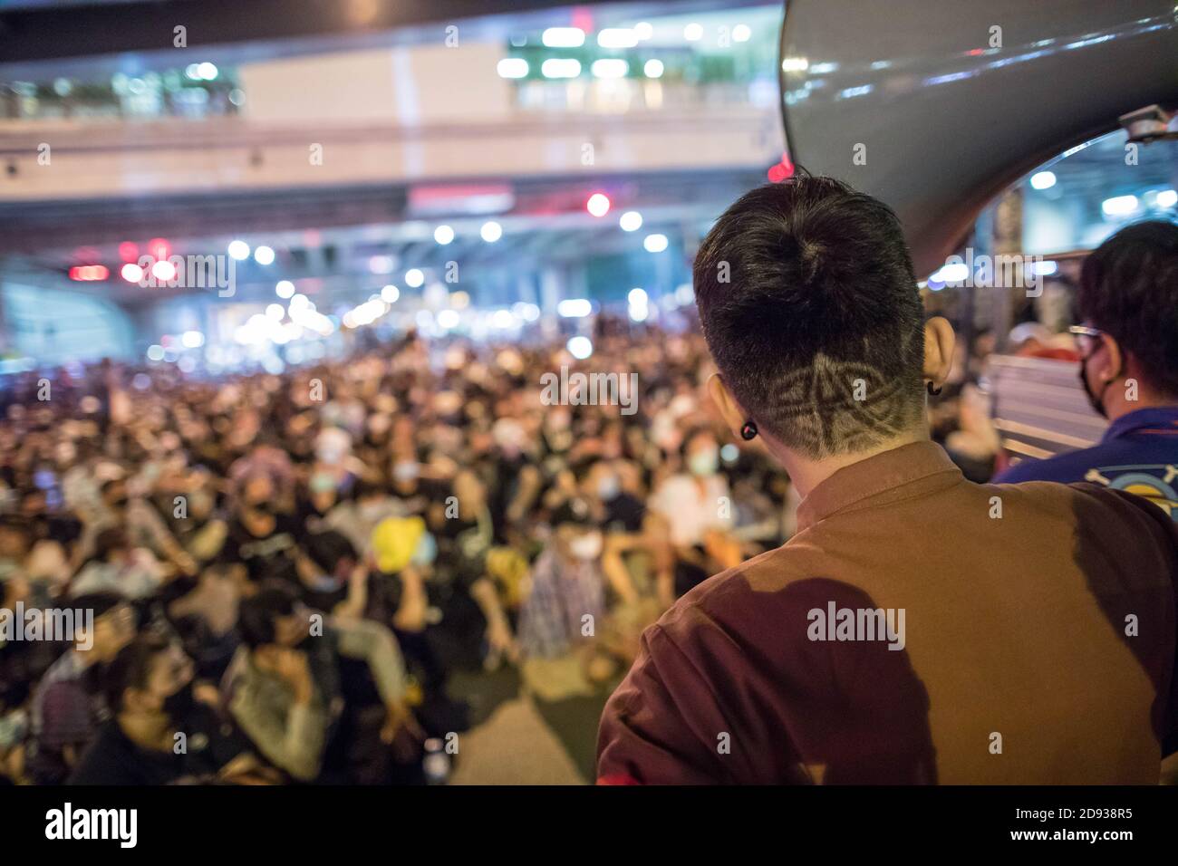 Ein prodemokratischer Protestler mit dem Schild "Anarchie" auf dem Kopf, der während einer regierungsfeindlichen Demonstration in der thailändischen Hauptstadt gesehen wurde. Tausende von prodemokratischen Demonstranten gingen auf die Straße an der Kreuzung Tha Phra und forderten den Rücktritt des thailändischen Premierministers und die Reform der Monarchie am folgenden Tag, an dem König Maha Vajiralongkorn (Rama X) Macht erste Kommentare über prodemokratische Demonstranten, die sagen: "Wir lieben sie alle gleich" und "Thailand ist das Land des Kompromisses" außerhalb des Großen Palastes. Stockfoto