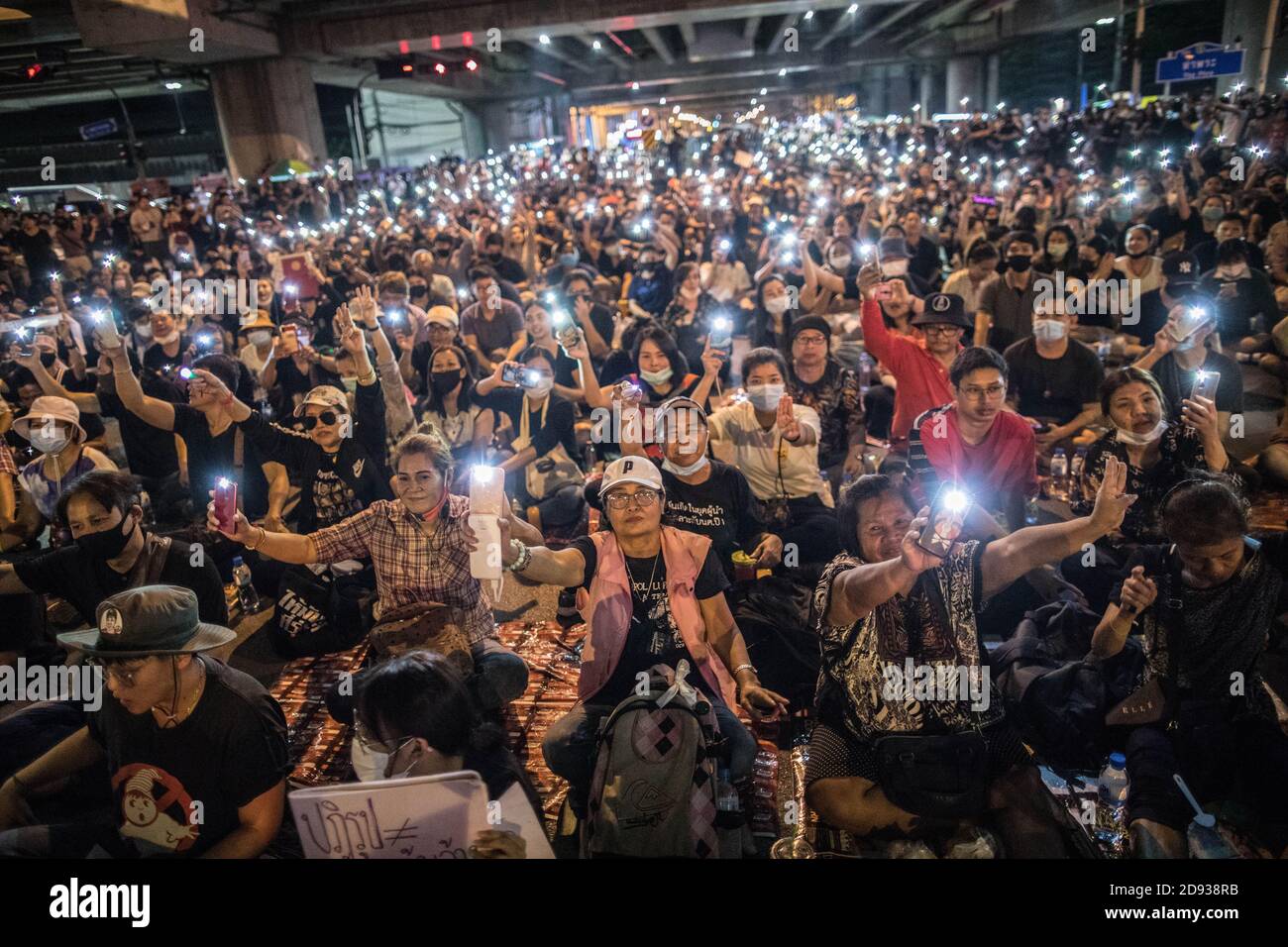 Pro-demokratische Demonstranten zünden während einer regierungsfeindlichen Demonstration in der thailändischen Hauptstadt Lichter von ihren Smartphones an. Tausende von prodemokratischen Demonstranten gingen auf die Straße an der Kreuzung Tha Phra und forderten den Rücktritt des thailändischen Premierministers und die Reform der Monarchie am folgenden Tag, an dem König Maha Vajiralongkorn (Rama X) Macht erste Kommentare über prodemokratische Demonstranten, die sagen: "Wir lieben sie alle gleich" und "Thailand ist das Land des Kompromisses" außerhalb des Großen Palastes. Stockfoto