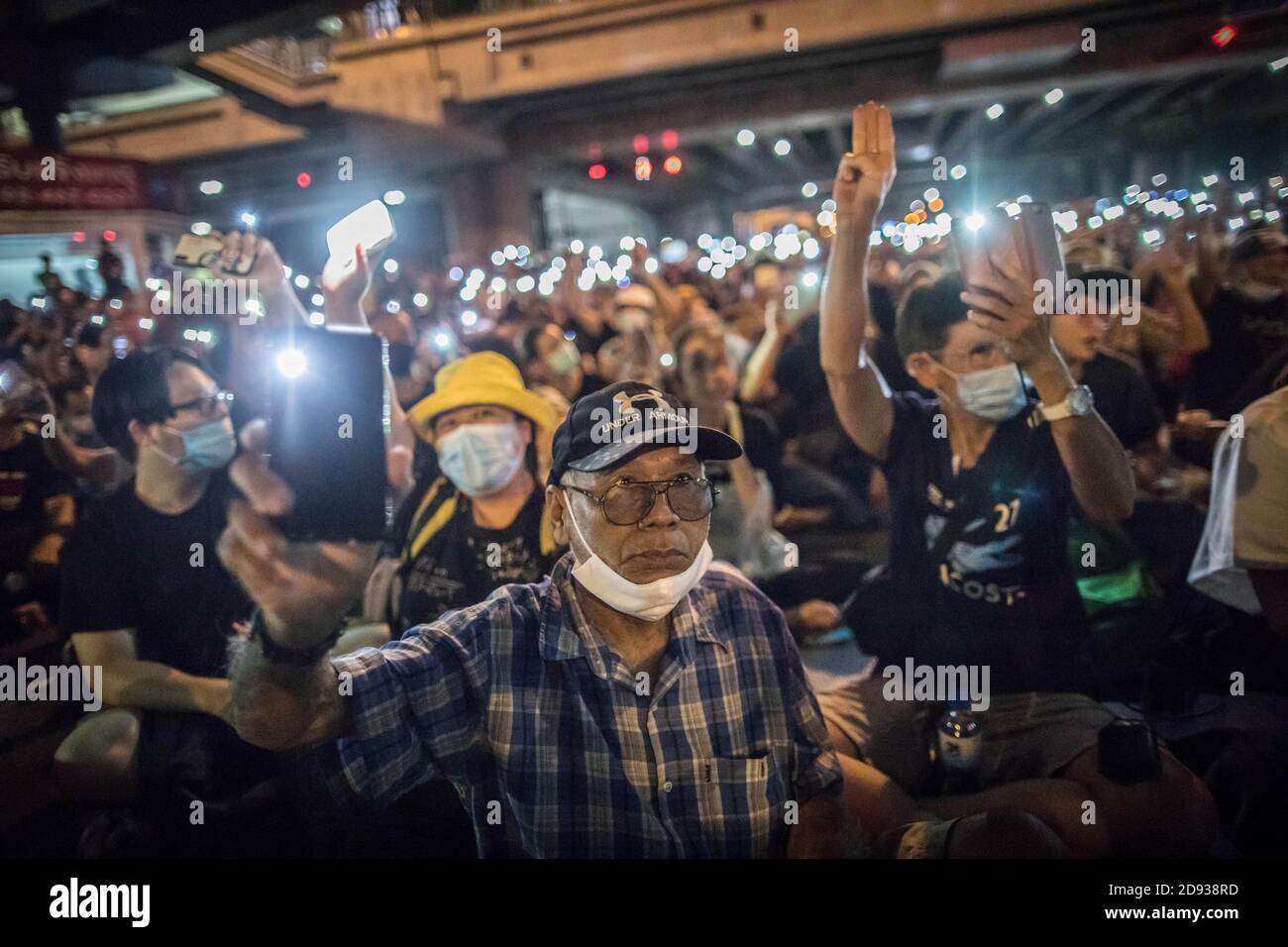 Pro-demokratische Demonstranten zünden während einer regierungsfeindlichen Demonstration in der thailändischen Hauptstadt Lichter von ihren Smartphones an. Tausende von prodemokratischen Demonstranten gingen auf die Straße an der Kreuzung Tha Phra und forderten den Rücktritt des thailändischen Premierministers und die Reform der Monarchie am folgenden Tag, an dem König Maha Vajiralongkorn (Rama X) Macht erste Kommentare über prodemokratische Demonstranten, die sagen: "Wir lieben sie alle gleich" und "Thailand ist das Land des Kompromisses" außerhalb des Großen Palastes. Stockfoto