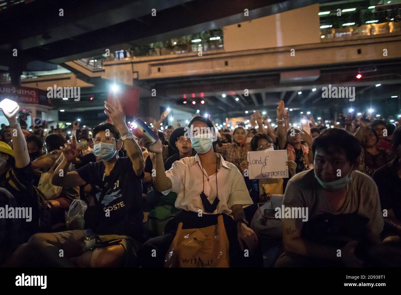 Pro-demokratische Demonstranten zünden während einer regierungsfeindlichen Demonstration in der thailändischen Hauptstadt Lichter von ihren Smartphones an. Tausende von prodemokratischen Demonstranten gingen auf die Straße an der Kreuzung Tha Phra und forderten den Rücktritt des thailändischen Premierministers und die Reform der Monarchie am folgenden Tag, an dem König Maha Vajiralongkorn (Rama X) Macht erste Kommentare über prodemokratische Demonstranten, die sagen: "Wir lieben sie alle gleich" und "Thailand ist das Land des Kompromisses" außerhalb des Großen Palastes. Stockfoto