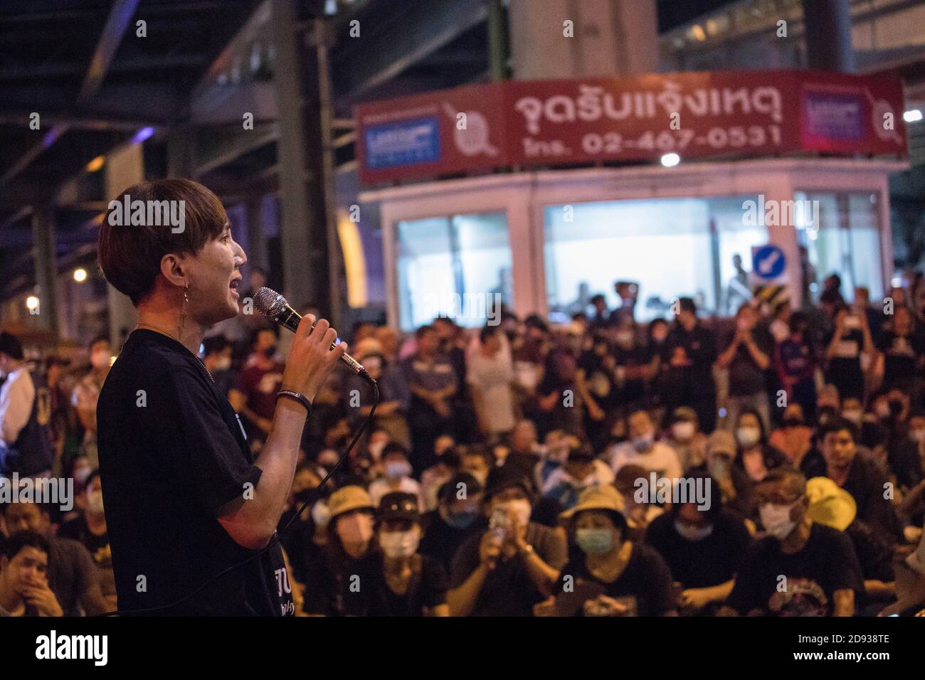 Während einer regierungsfeindlichen Demonstration in der thailändischen Hauptstadt hält ein prodemokratischer Protestler neben einer Polizeistation eine Rede. Tausende von prodemokratischen Demonstranten gingen auf die Straße an der Kreuzung Tha Phra und forderten den Rücktritt des thailändischen Premierministers und die Reform der Monarchie am folgenden Tag, an dem König Maha Vajiralongkorn (Rama X) Macht erste Kommentare über prodemokratische Demonstranten, die sagen: "Wir lieben sie alle gleich" und "Thailand ist das Land des Kompromisses" außerhalb des Großen Palastes. Stockfoto