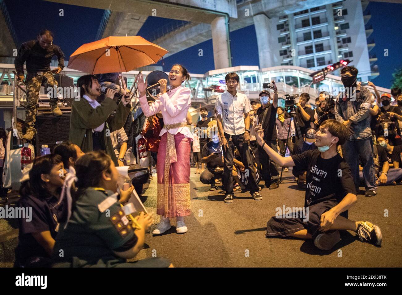 Studenten und pro-demokratische Demonstranten sahen während einer "Mock"-Performance auf einer Anti-Regierung-Demonstration in der thailändischen Hauptstadt. Tausende von prodemokratischen Demonstranten gingen auf die Straße an der Kreuzung Tha Phra und forderten den Rücktritt des thailändischen Premierministers und die Reform der Monarchie am folgenden Tag, an dem König Maha Vajiralongkorn (Rama X) Macht erste Kommentare über prodemokratische Demonstranten, die sagen: "Wir lieben sie alle gleich" und "Thailand ist das Land des Kompromisses" außerhalb des Großen Palastes. Stockfoto