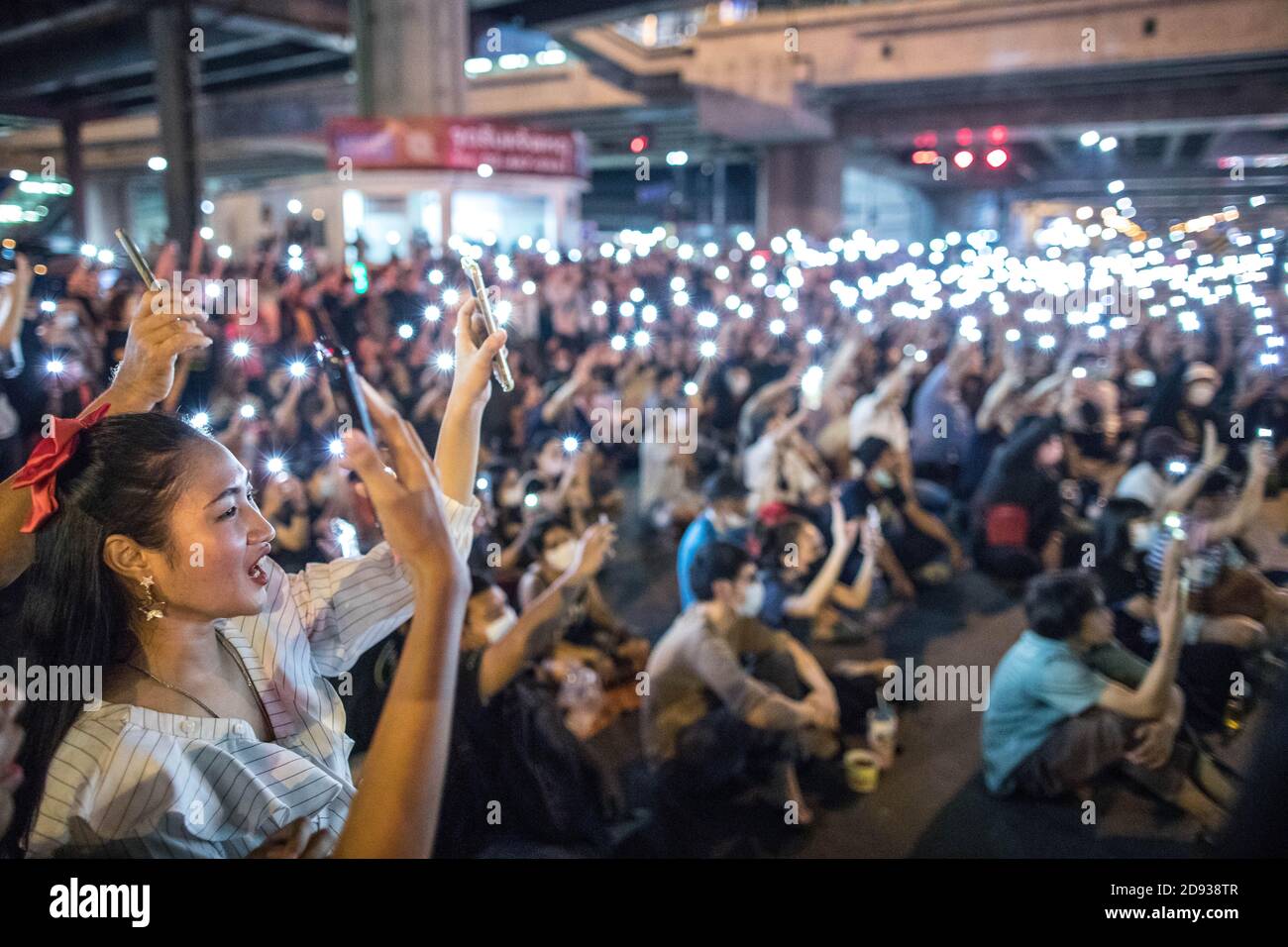 Pro-demokratische Demonstranten zünden während einer regierungsfeindlichen Demonstration in der thailändischen Hauptstadt Lichter von ihren Smartphones an. Tausende von prodemokratischen Demonstranten gingen auf die Straße an der Kreuzung Tha Phra und forderten den Rücktritt des thailändischen Premierministers und die Reform der Monarchie am folgenden Tag, an dem König Maha Vajiralongkorn (Rama X) Macht erste Kommentare über prodemokratische Demonstranten, die sagen: "Wir lieben sie alle gleich" und "Thailand ist das Land des Kompromisses" außerhalb des Großen Palastes. Stockfoto