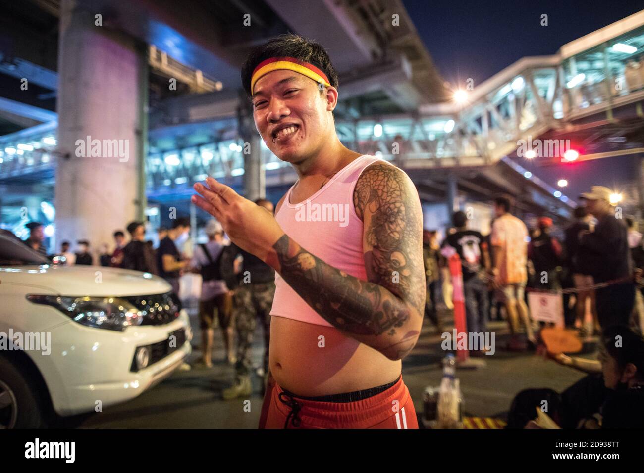 Ein prodemokratischer Protestler, der während einer "Mock"-Performance gesehen wurde, während er den dreifingigen Gruß auf einer Anti-Regierung-Demonstration in der thailändischen Hauptstadt machte. Tausende von prodemokratischen Demonstranten gingen auf die Straße an der Kreuzung Tha Phra und forderten den Rücktritt des thailändischen Premierministers und die Reform der Monarchie am folgenden Tag, an dem König Maha Vajiralongkorn (Rama X) Macht erste Kommentare über prodemokratische Demonstranten, die sagen: "Wir lieben sie alle gleich" und "Thailand ist das Land des Kompromisses" außerhalb des Großen Palastes. Stockfoto