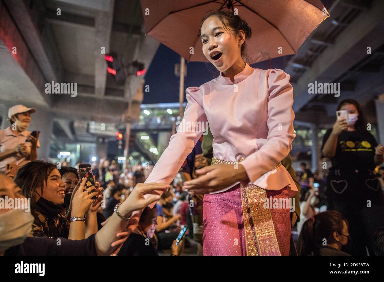 Student und pro-demokratischer Protestler gesehen während einer "Mock"-Performance auf einer Anti-Regierung-Demonstration in der thailändischen Hauptstadt. Tausende von prodemokratischen Demonstranten gingen auf die Straße an der Kreuzung Tha Phra und forderten den Rücktritt des thailändischen Premierministers und die Reform der Monarchie am folgenden Tag, an dem König Maha Vajiralongkorn (Rama X) Macht erste Kommentare über prodemokratische Demonstranten, die sagen: "Wir lieben sie alle gleich" und "Thailand ist das Land des Kompromisses" außerhalb des Großen Palastes. Stockfoto