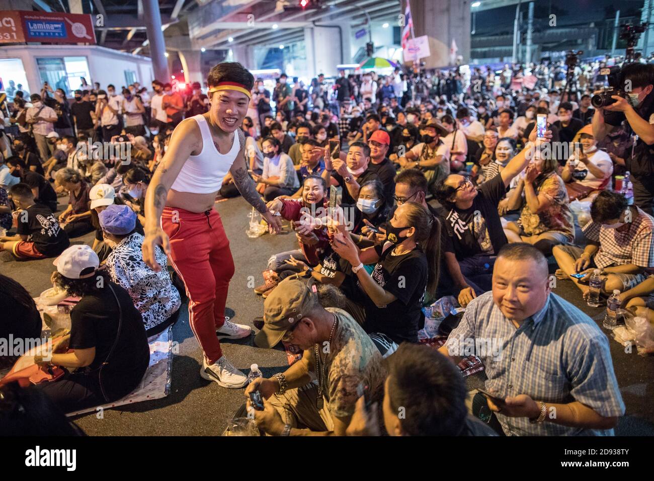 Ein pro-demokratischer Protestler, der während einer "Mock"-Performance bei einer Anti-Regierung-Demonstration in der thailändischen Hauptstadt gesehen wurde. Tausende von prodemokratischen Demonstranten gingen auf die Straße an der Kreuzung Tha Phra und forderten den Rücktritt des thailändischen Premierministers und die Reform der Monarchie am folgenden Tag, an dem König Maha Vajiralongkorn (Rama X) Macht erste Kommentare über prodemokratische Demonstranten, die sagen: "Wir lieben sie alle gleich" und "Thailand ist das Land des Kompromisses" außerhalb des Großen Palastes. Stockfoto