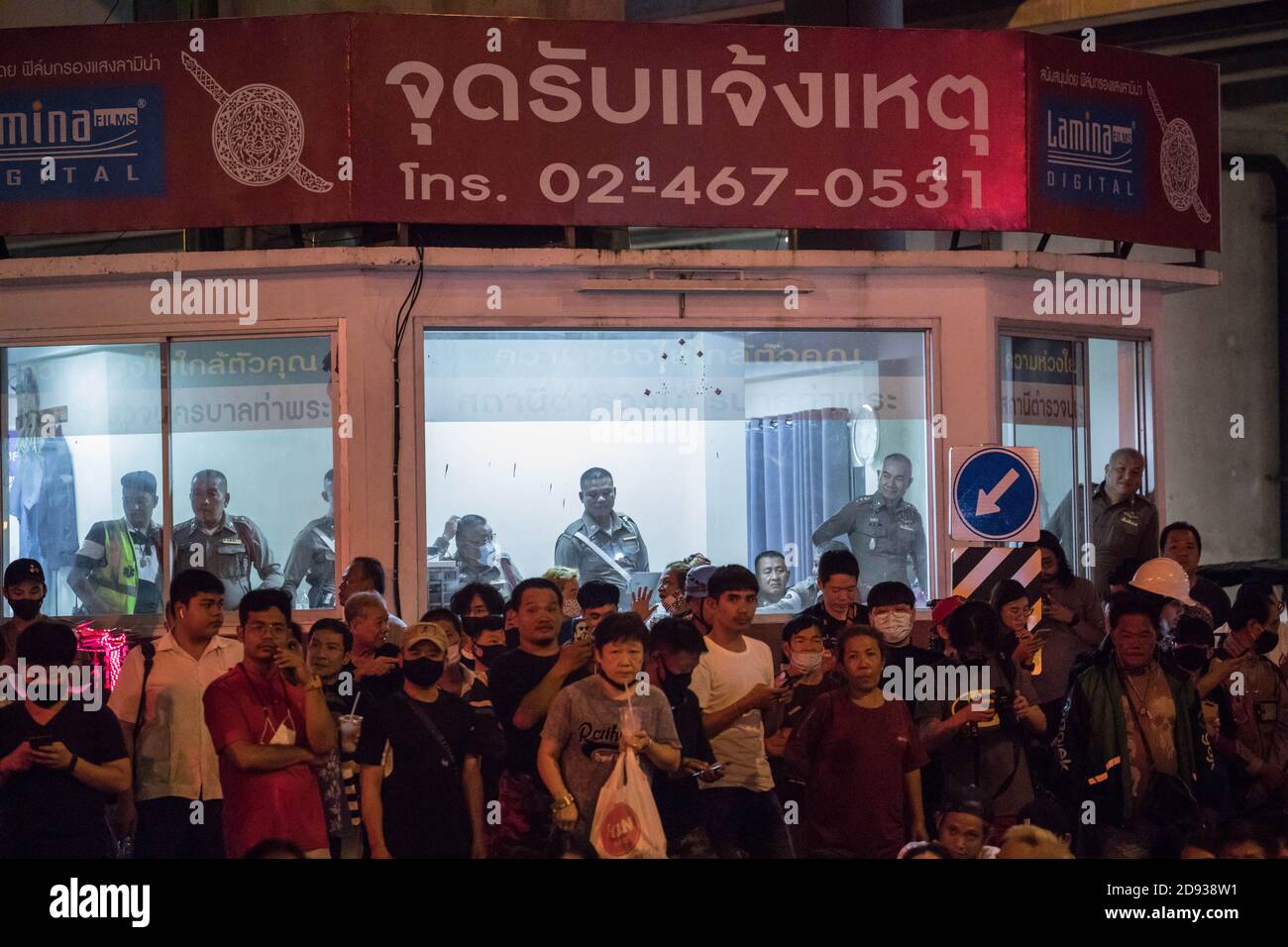 Die thailändische Polizei in ihrer Station sah während einer Anti-Regierung-Demonstration in der thailändischen Hauptstadt Protestierende an. Tausende von prodemokratischen Demonstranten gingen auf die Straße an der Kreuzung Tha Phra und forderten den Rücktritt des thailändischen Premierministers und die Reform der Monarchie am folgenden Tag, an dem König Maha Vajiralongkorn (Rama X) Macht erste Kommentare über prodemokratische Demonstranten, die sagen: "Wir lieben sie alle gleich" und "Thailand ist das Land des Kompromisses" außerhalb des Großen Palastes. Stockfoto
