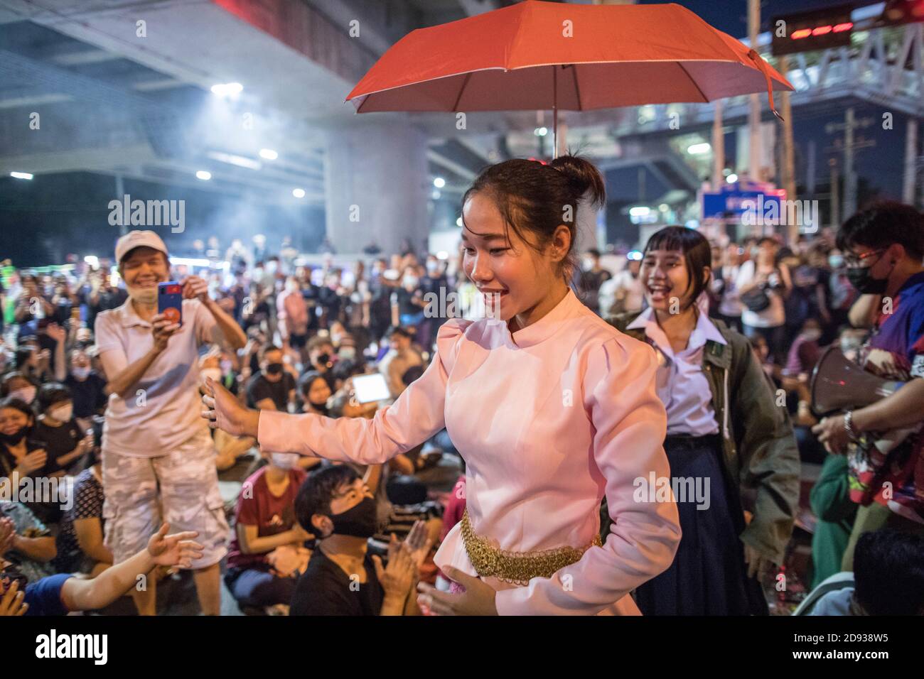 Studenten und pro-demokratische Demonstranten sahen während einer "Mock"-Performance auf einer Anti-Regierung-Demonstration in der thailändischen Hauptstadt. Tausende von prodemokratischen Demonstranten gingen auf die Straße an der Kreuzung Tha Phra und forderten den Rücktritt des thailändischen Premierministers und die Reform der Monarchie am folgenden Tag, an dem König Maha Vajiralongkorn (Rama X) Macht erste Kommentare über prodemokratische Demonstranten, die sagen: "Wir lieben sie alle gleich" und "Thailand ist das Land des Kompromisses" außerhalb des Großen Palastes. Stockfoto