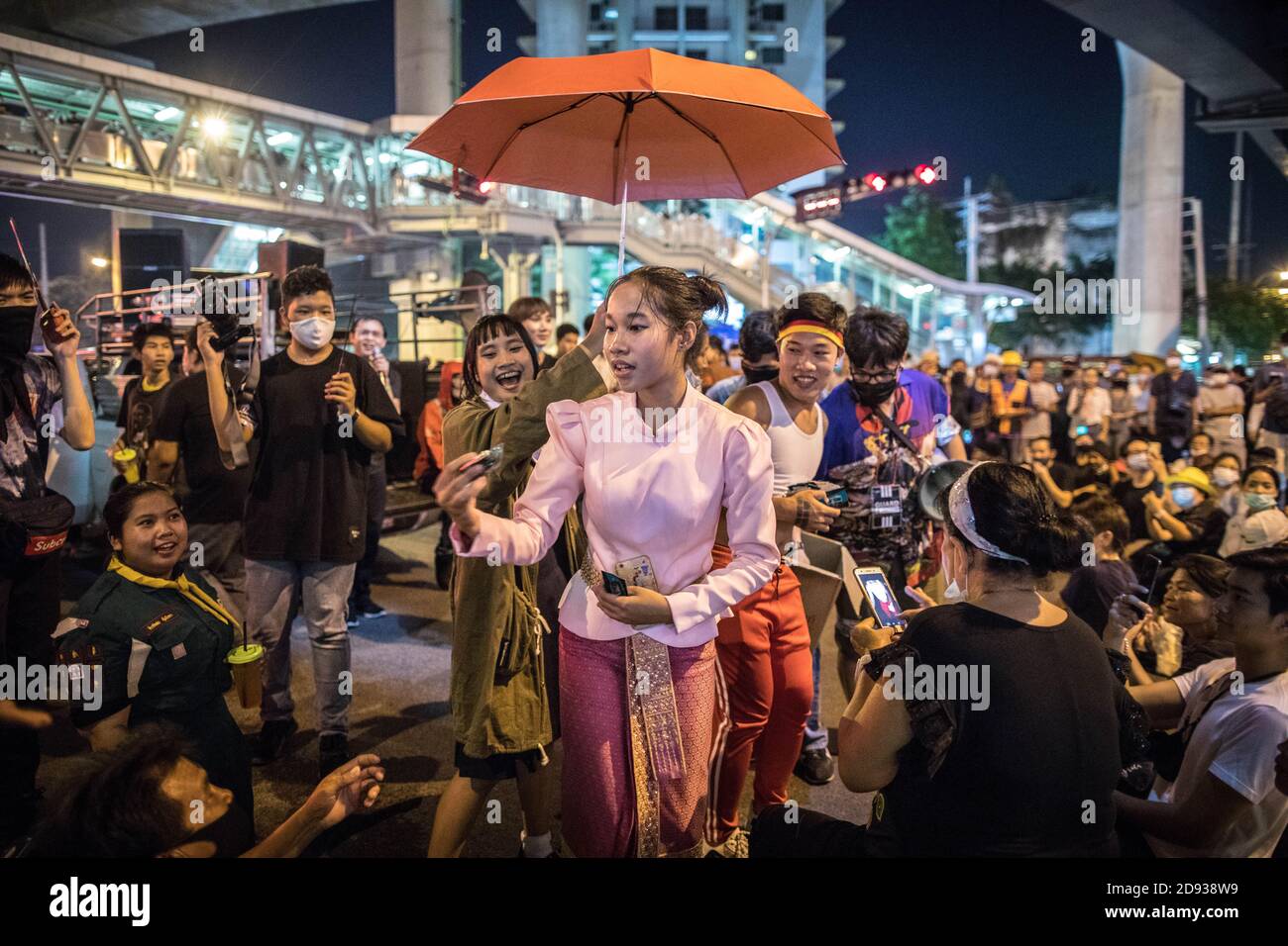 Studenten und pro-demokratische Demonstranten sahen während einer "Mock"-Performance auf einer Anti-Regierung-Demonstration in der thailändischen Hauptstadt. Tausende von prodemokratischen Demonstranten gingen auf die Straße an der Kreuzung Tha Phra und forderten den Rücktritt des thailändischen Premierministers und die Reform der Monarchie am folgenden Tag, an dem König Maha Vajiralongkorn (Rama X) Macht erste Kommentare über prodemokratische Demonstranten, die sagen: "Wir lieben sie alle gleich" und "Thailand ist das Land des Kompromisses" außerhalb des Großen Palastes. Stockfoto