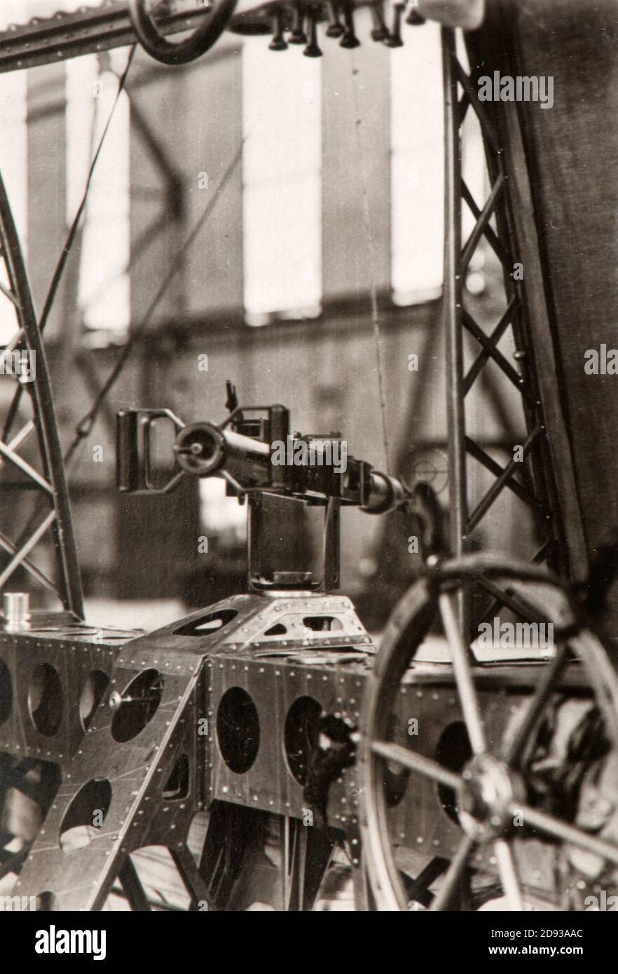 A 20 mm (0,787 Zoll) Maschinengewehr auf der Kabine eines Graf Zeppelin montiert Luftschiff Stockfoto