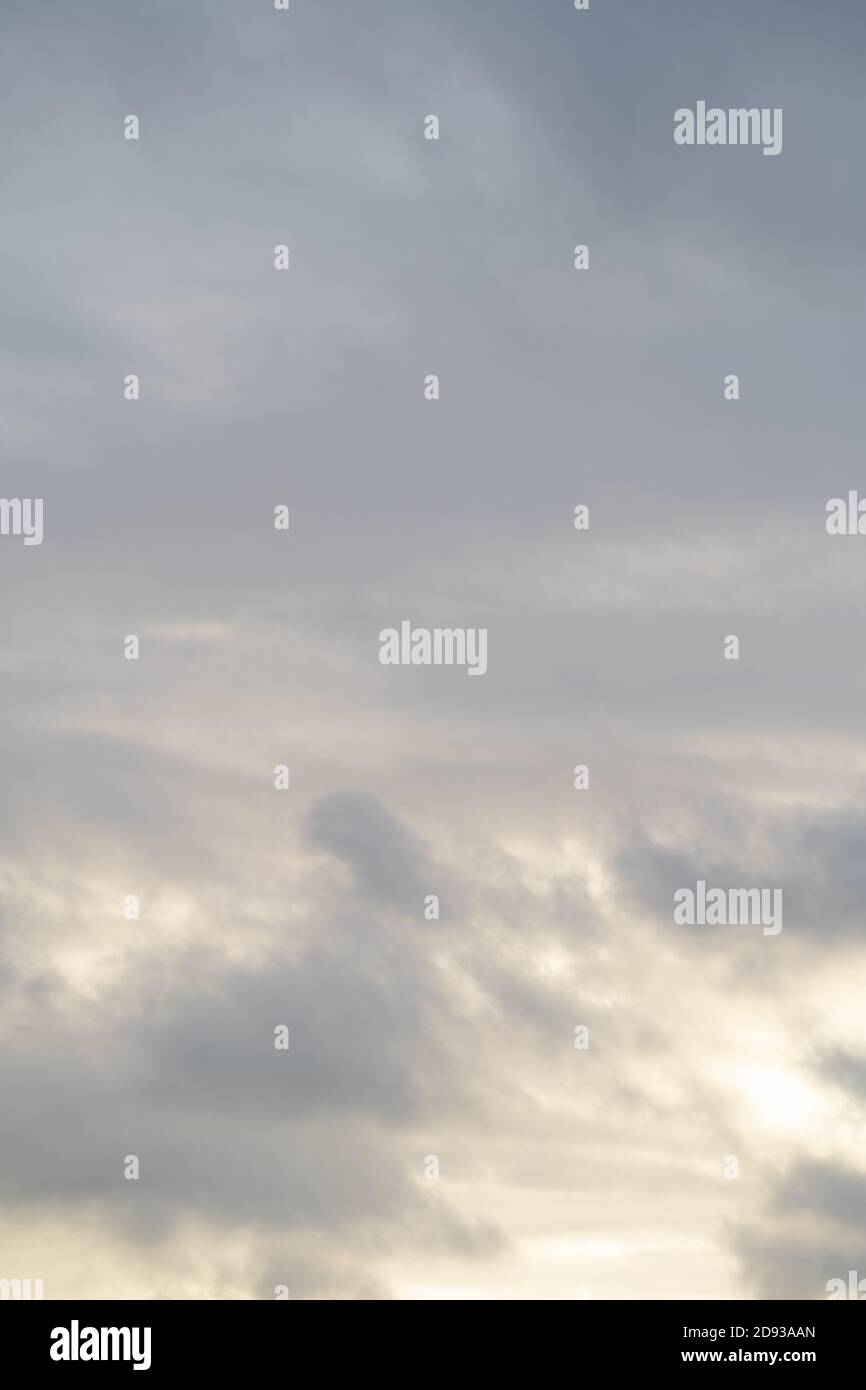 Hochauflösendes Sky-Hintergrundbild für den Einsatz als Sky Replacement. Hochformat. Nimbostratus Wolken Stockfoto