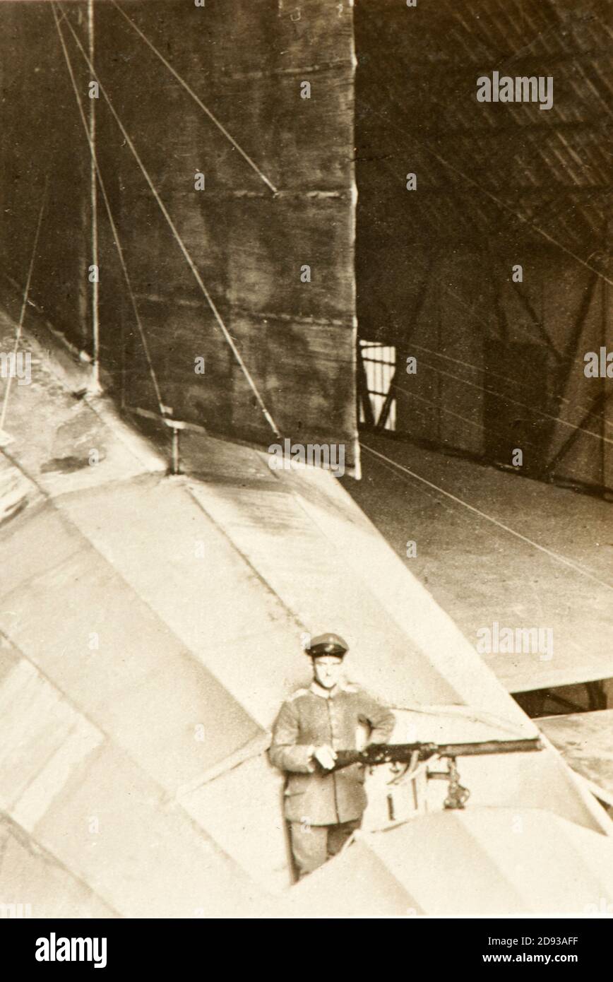 Maschinenpistole posiert auf dem hinteren Teil eines Graf Zeppelin Luftschiff (1918) Stockfoto