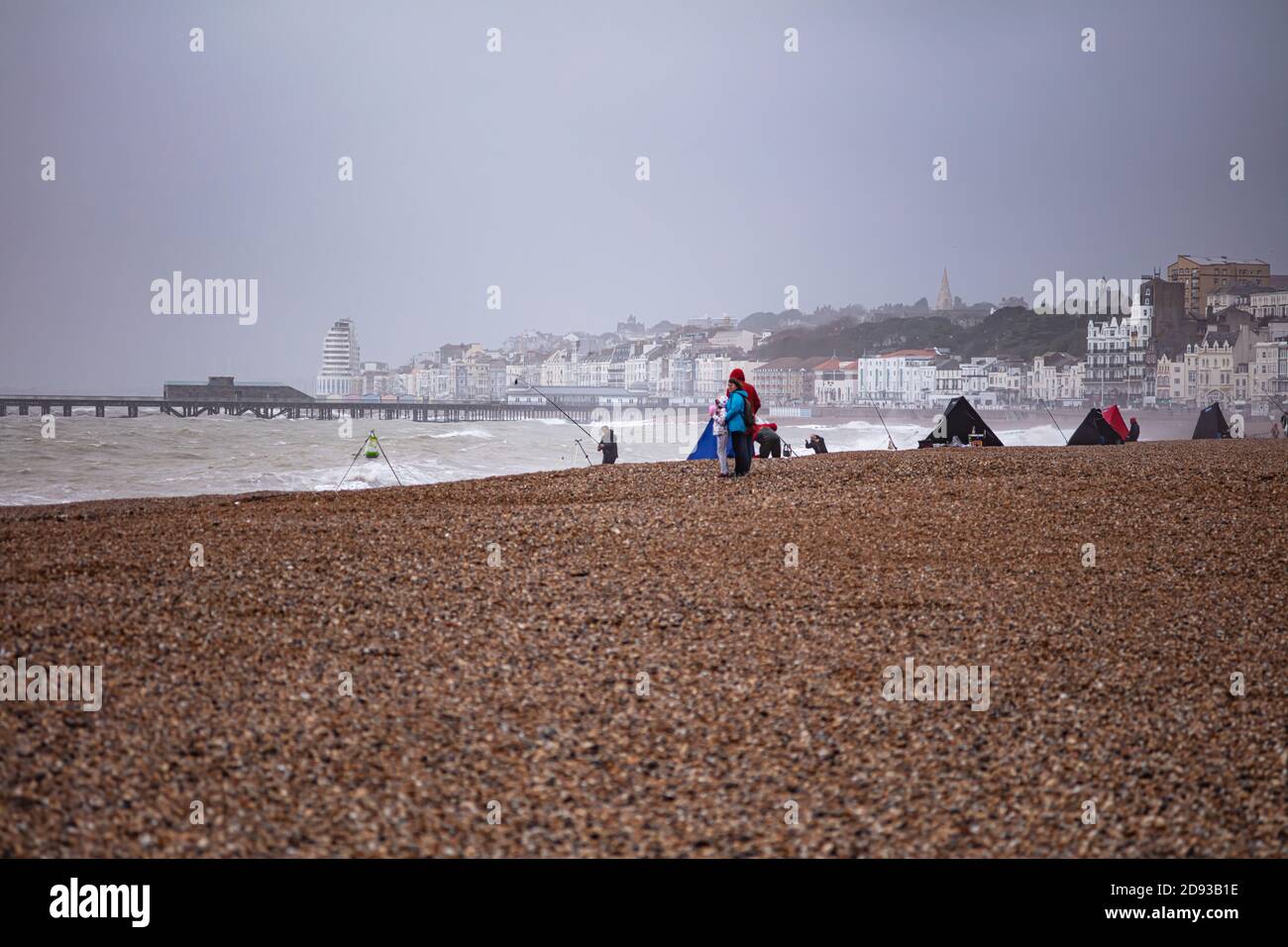 Stürmische Herbstsee in Hastings Stockfoto