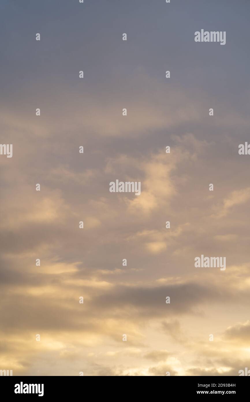 Hochauflösendes Sky-Hintergrundbild für den Einsatz als Sky Replacement. Hochformat. Stockfoto