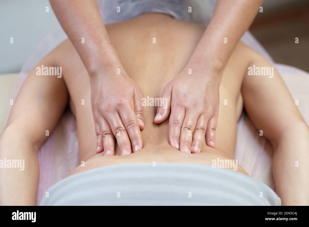 Kaukasische Frau bekommt eine Rückenmassage im Spa-Salon Stockfoto