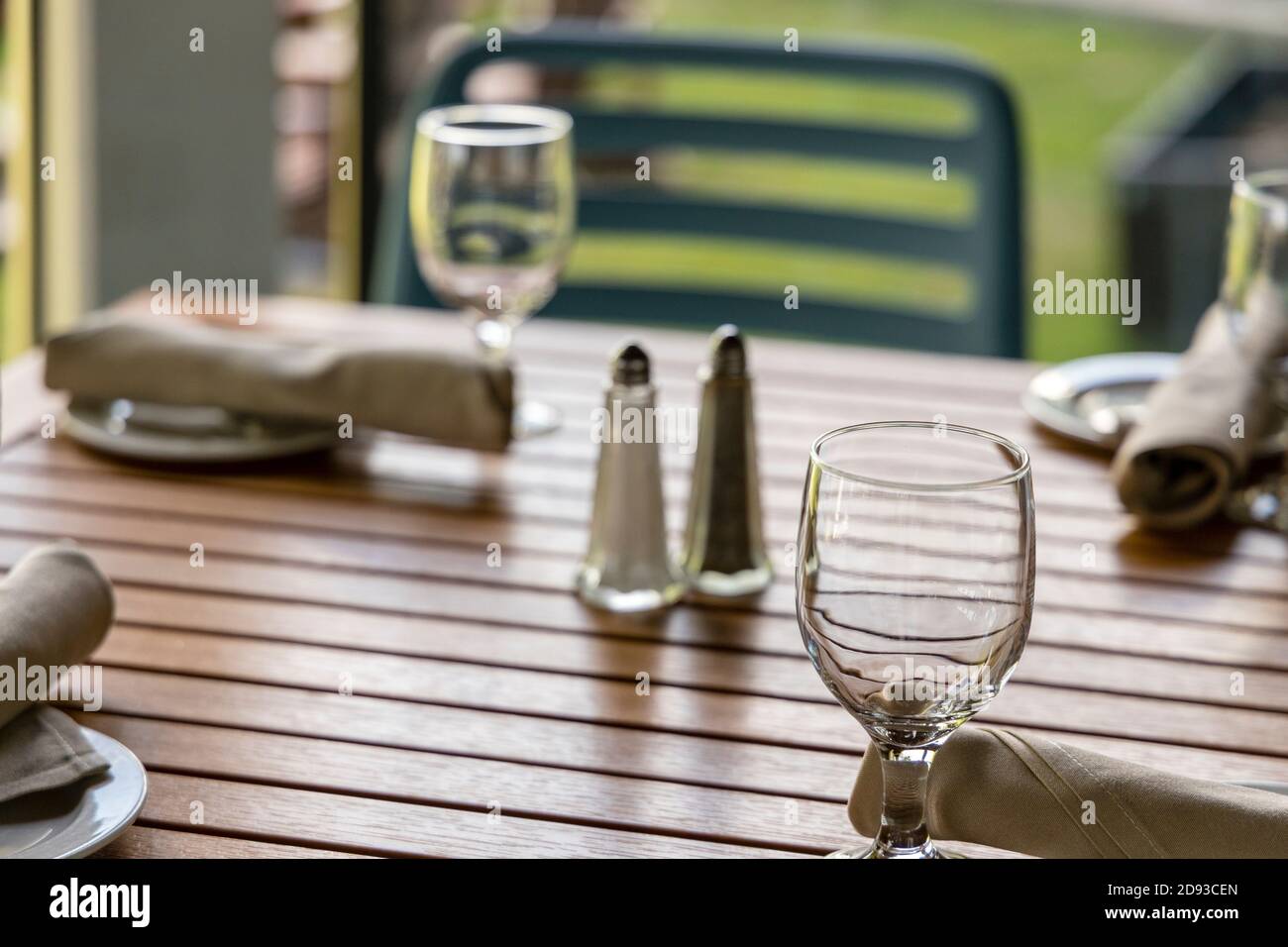 Ein legaler Esstisch auf einer Terrasse zum Mittag- oder Abendessen. Stockfoto